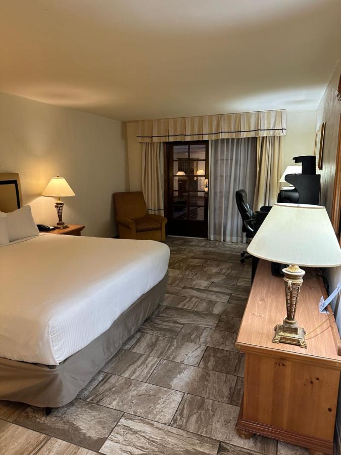 Deluxe King Room - Non-Smoking