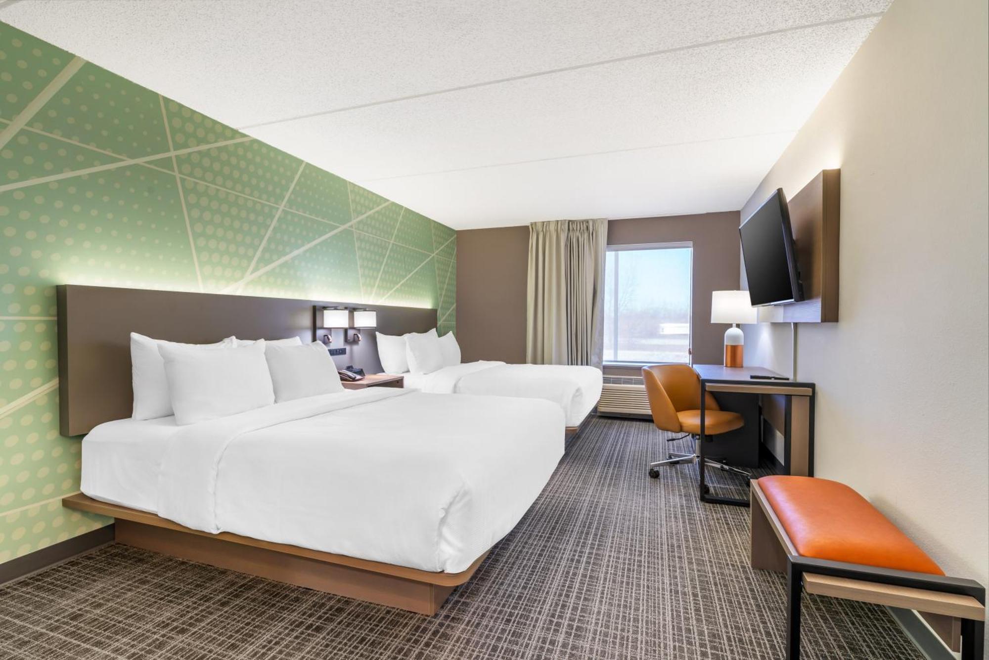 Efficiency Quadruple Room Two Queen Beds Non Smoking