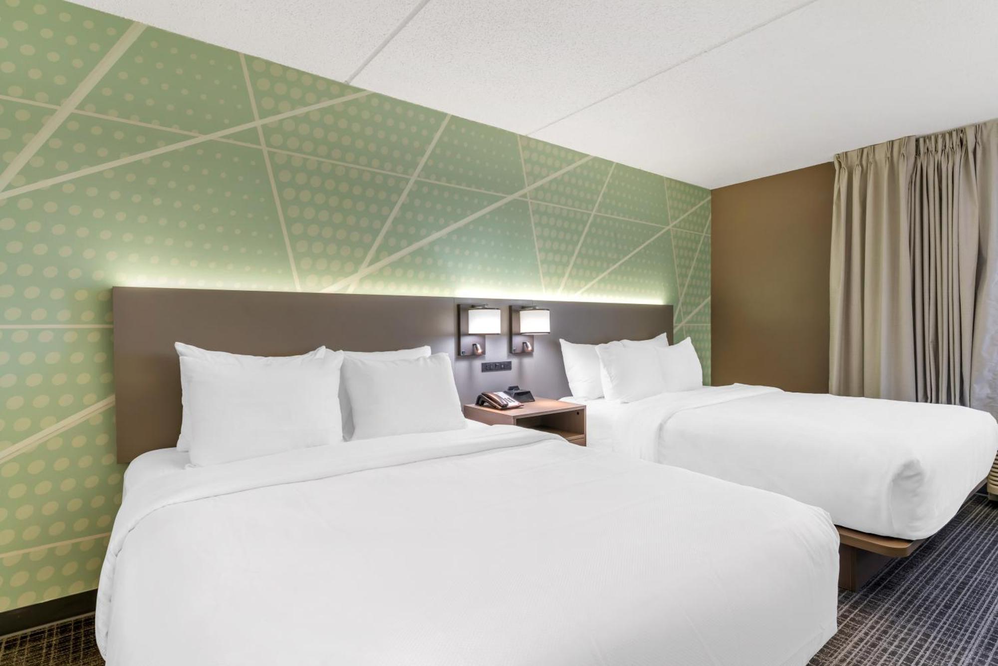 Efficiency Quadruple Room Two Queen Beds Non Smoking