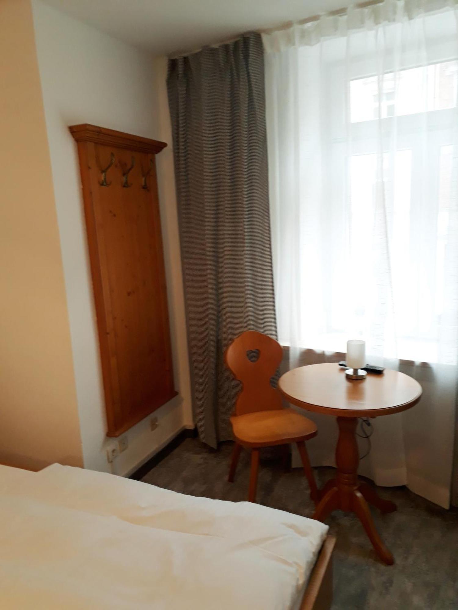 Single Room own Shower Shared Toilet