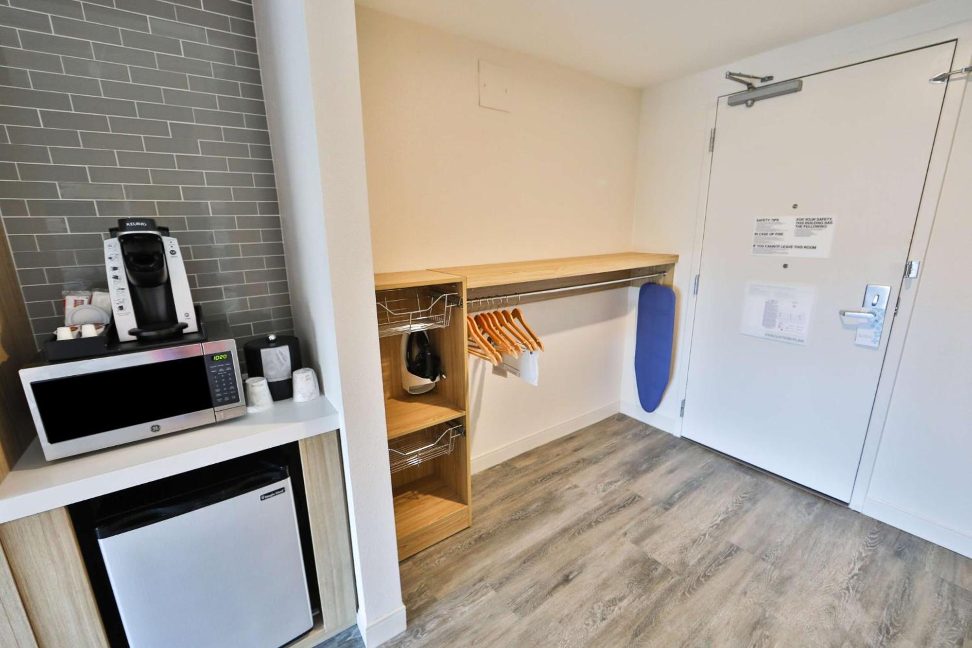 Queen Room Two Queen Beds Mobility Hearing Access