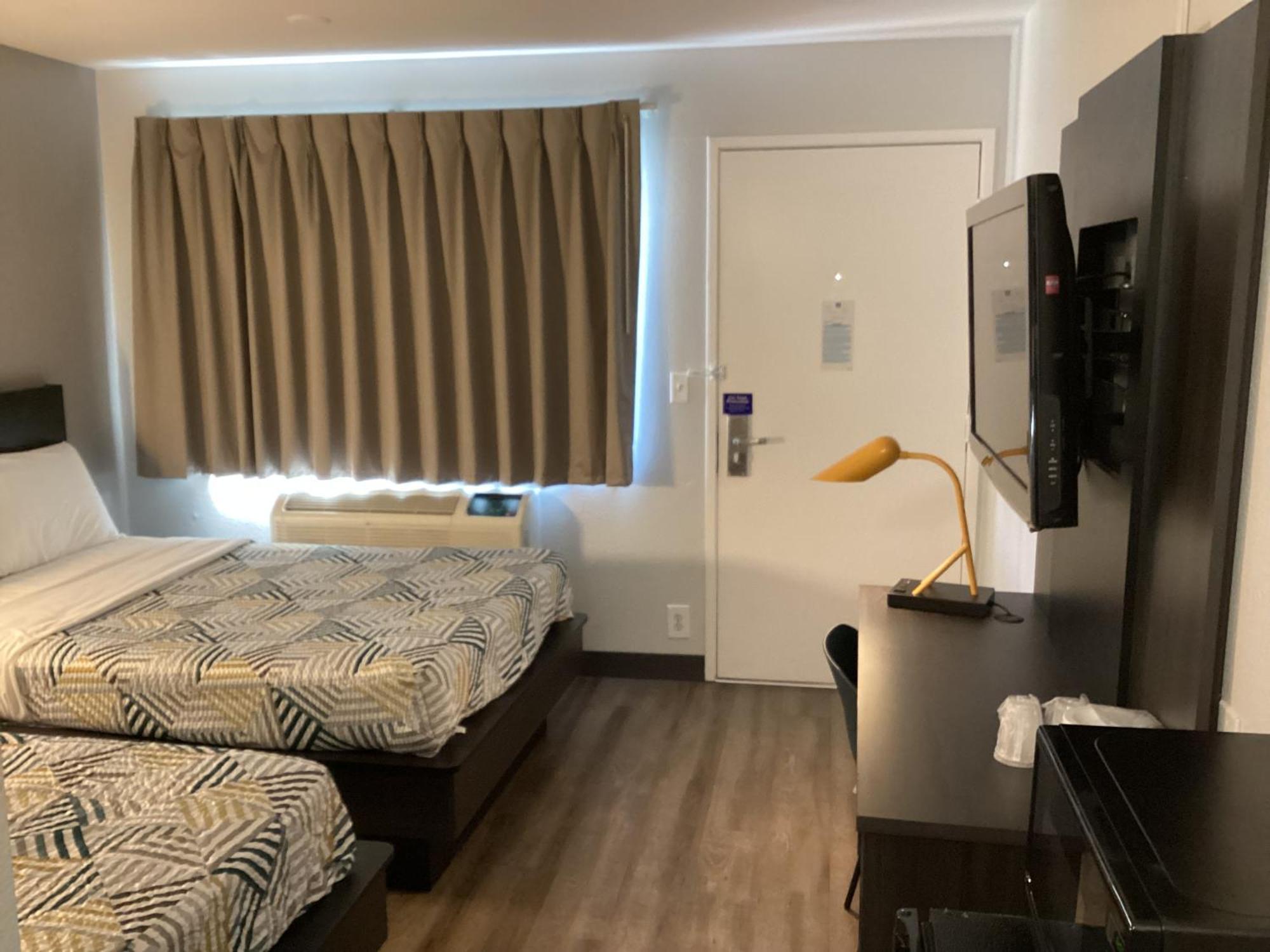 2 Full Beds | Non-Smoking Micfridge | Near Reno-Tahoe International Airport