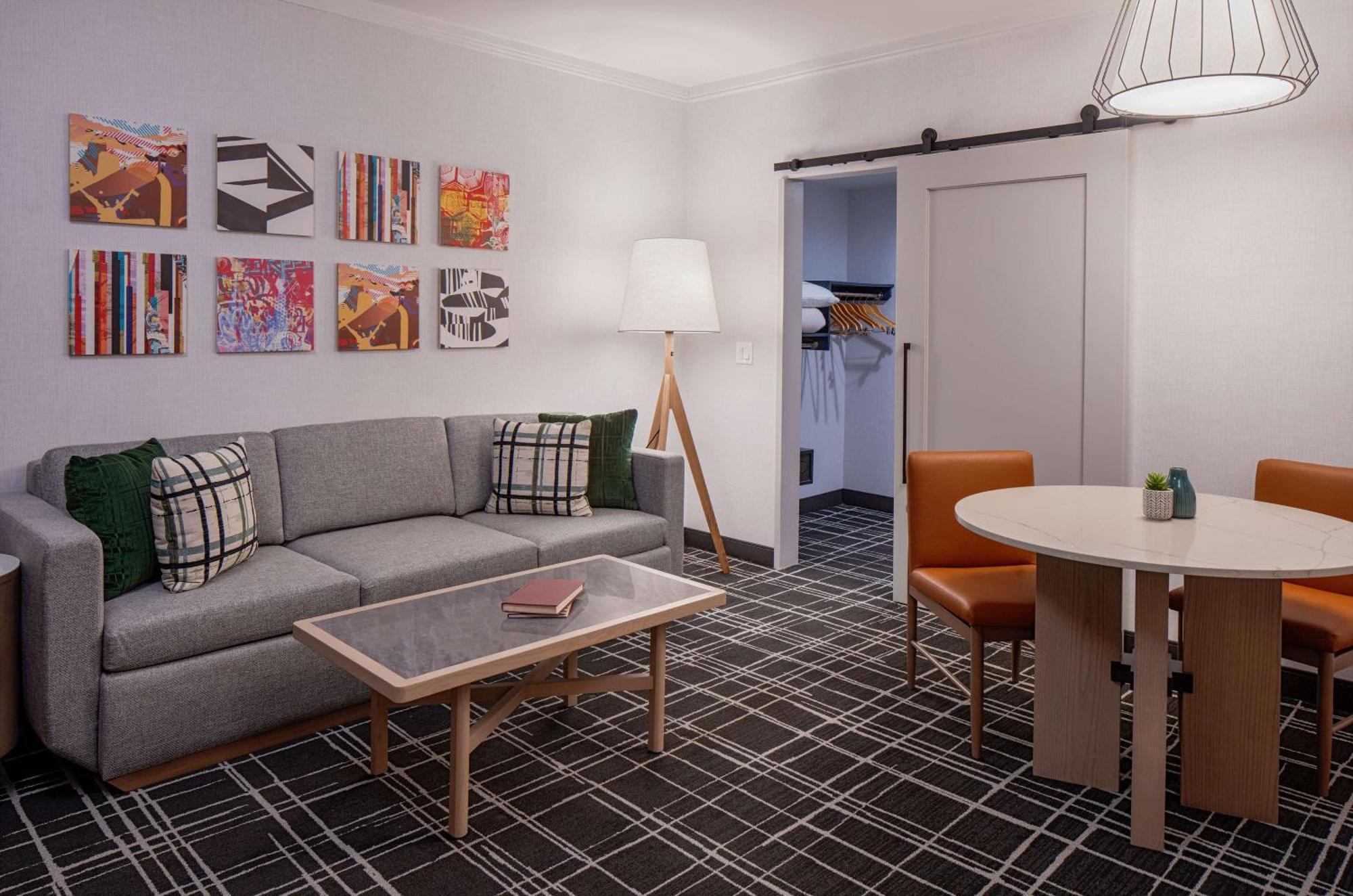 One-Bedroom King Suite Mobility Accessible Tub