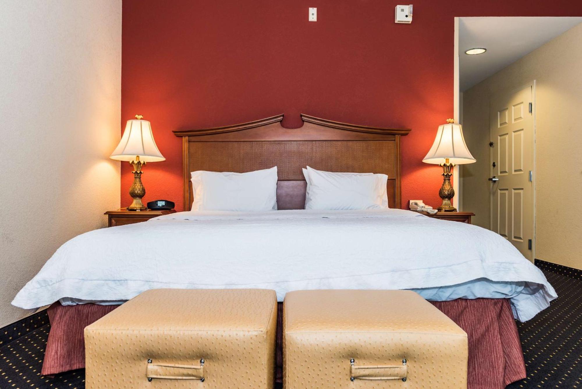Deluxe King Room - Non-Smoking