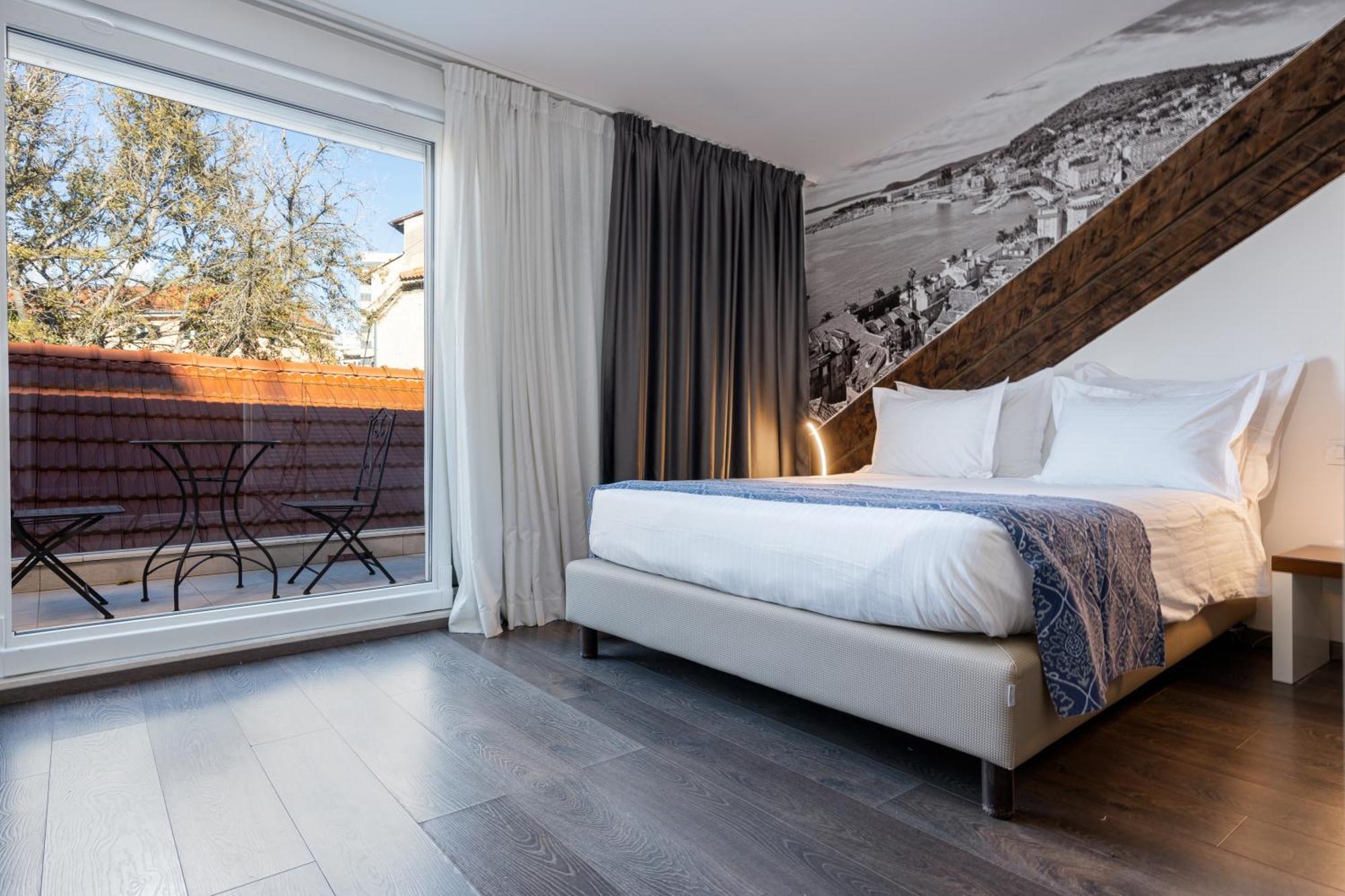 Deluxe Double Room with Balcony,1500227494:JPEG