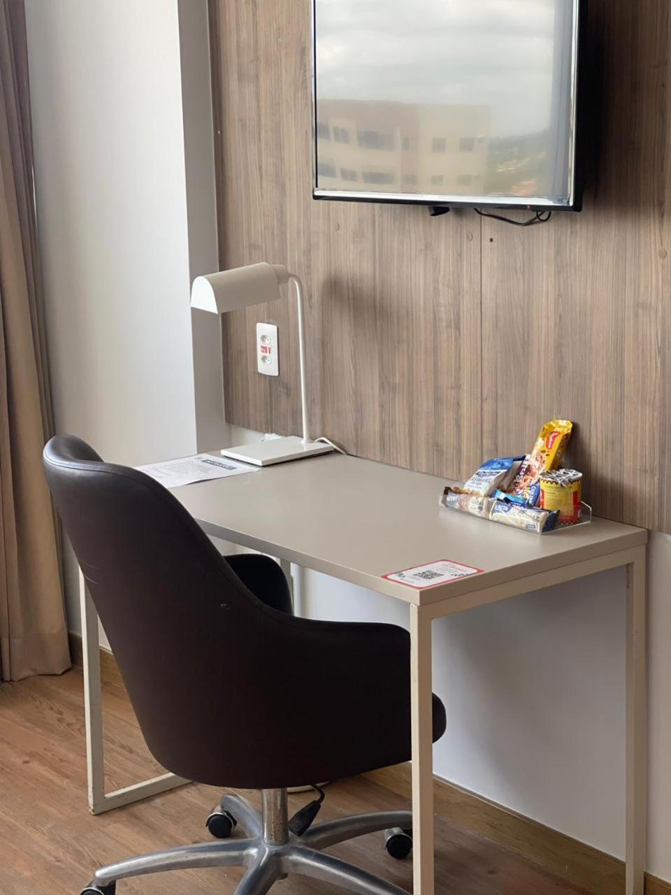 Smart Room 1 Queen Bed
