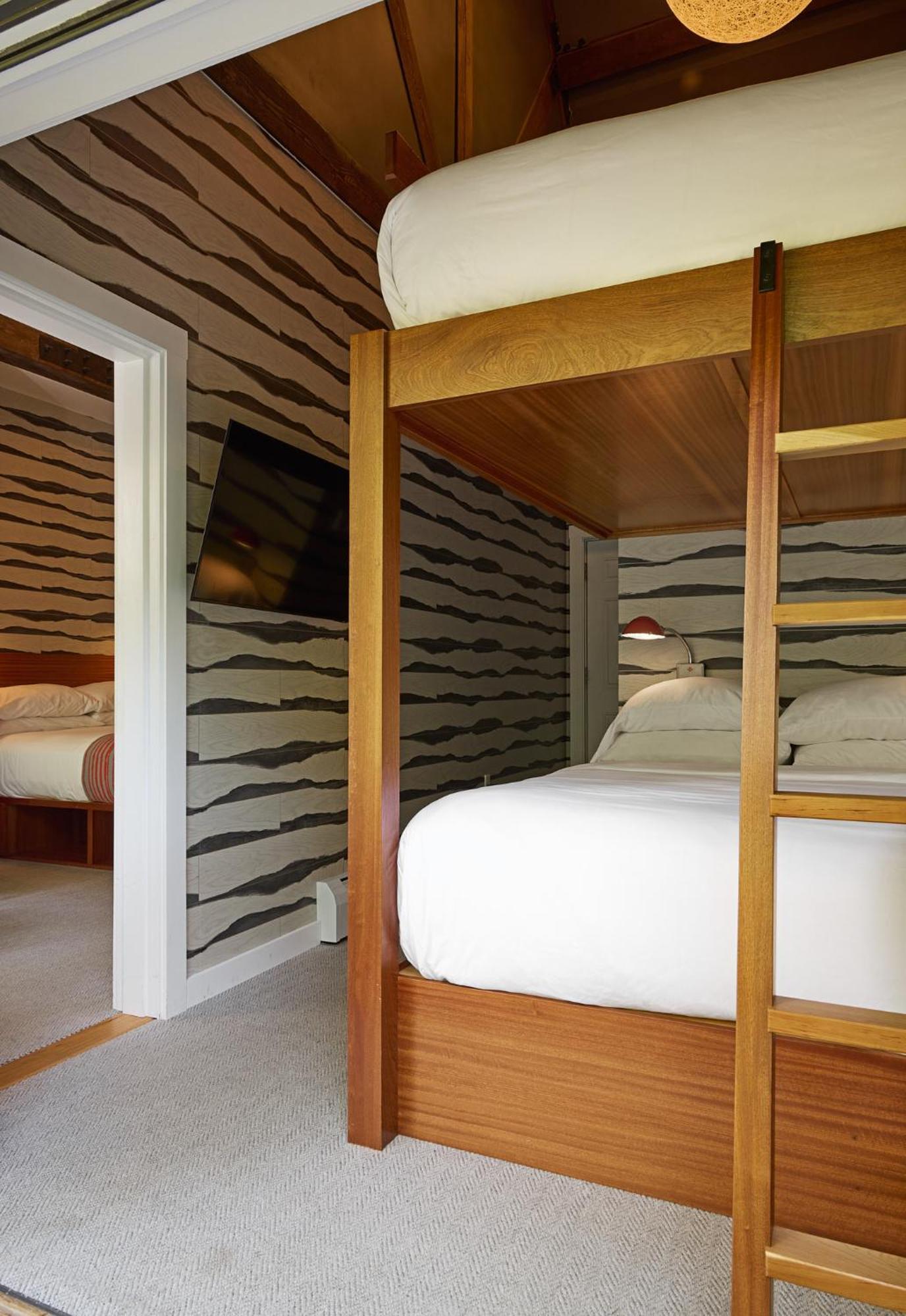 Summit 2 Bedroom 1 King 2 Queen Bunk Beds