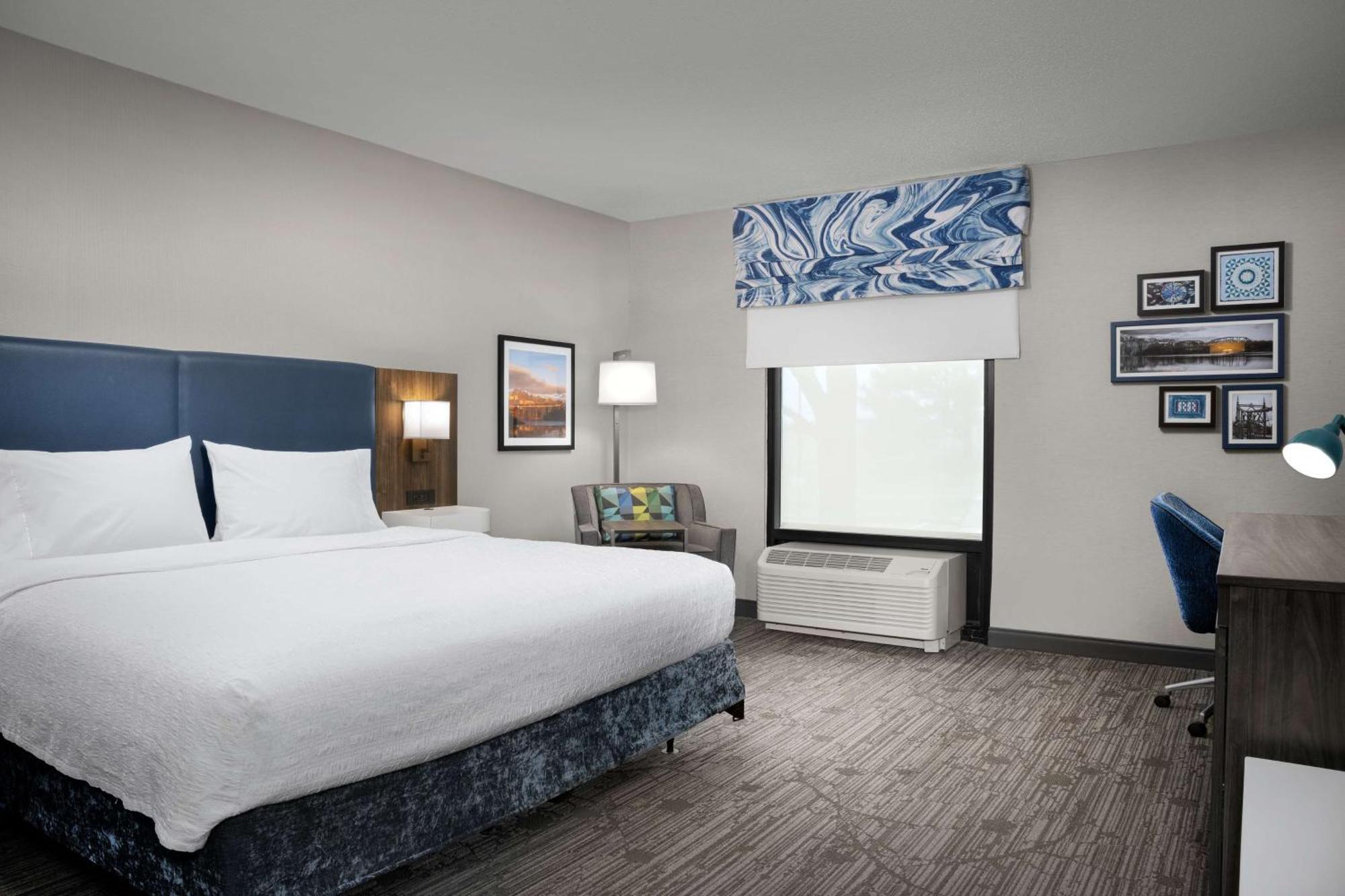 King Room Accessible Tub Mobility Hearing Access or Non-Smoking