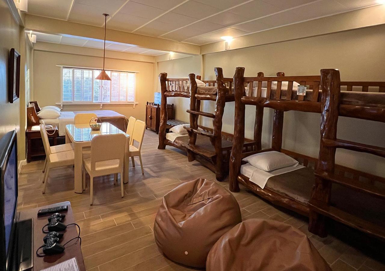 Upper-Level Friends--Family Room Max