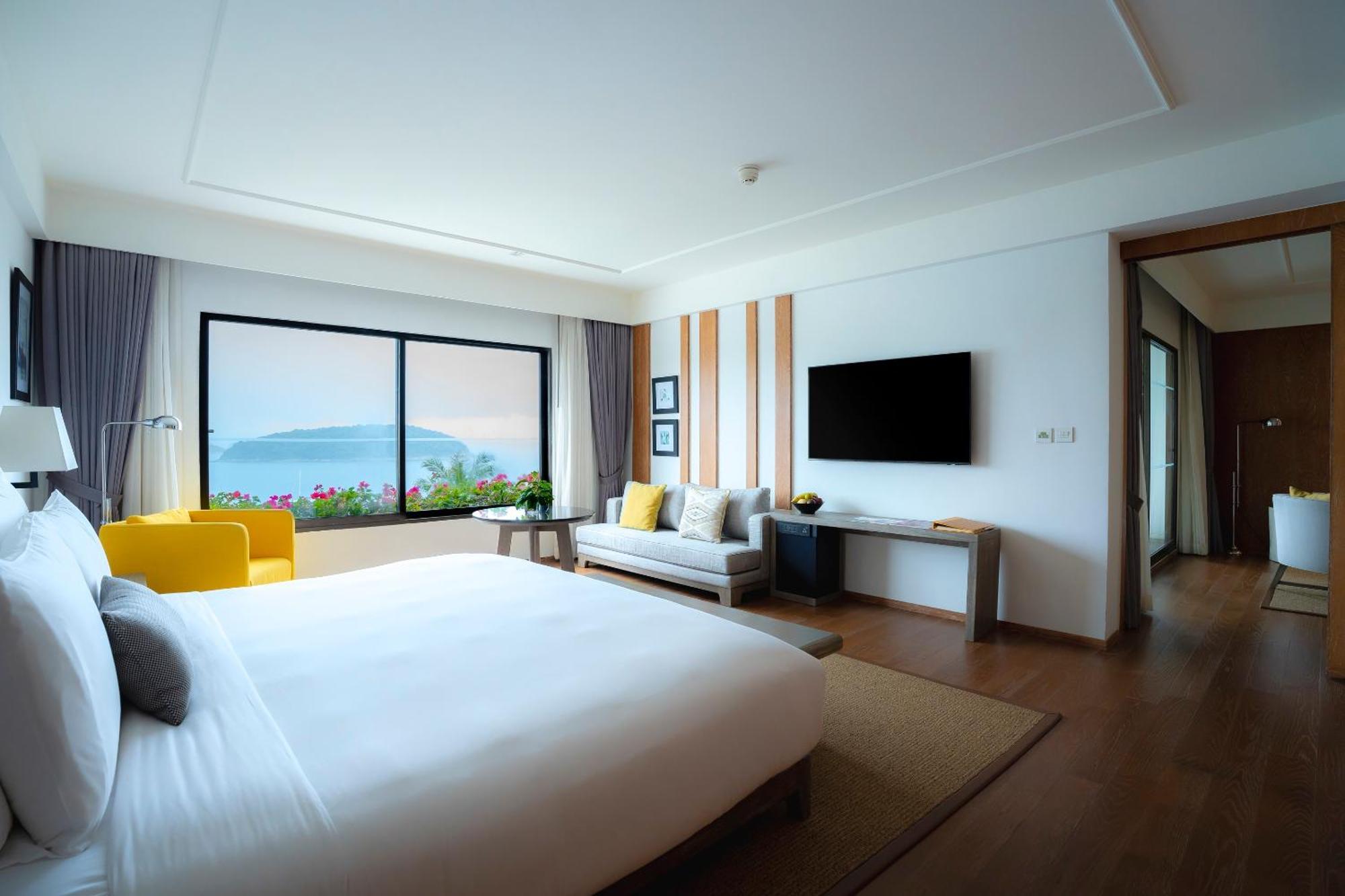 Royal Ocean View Suite