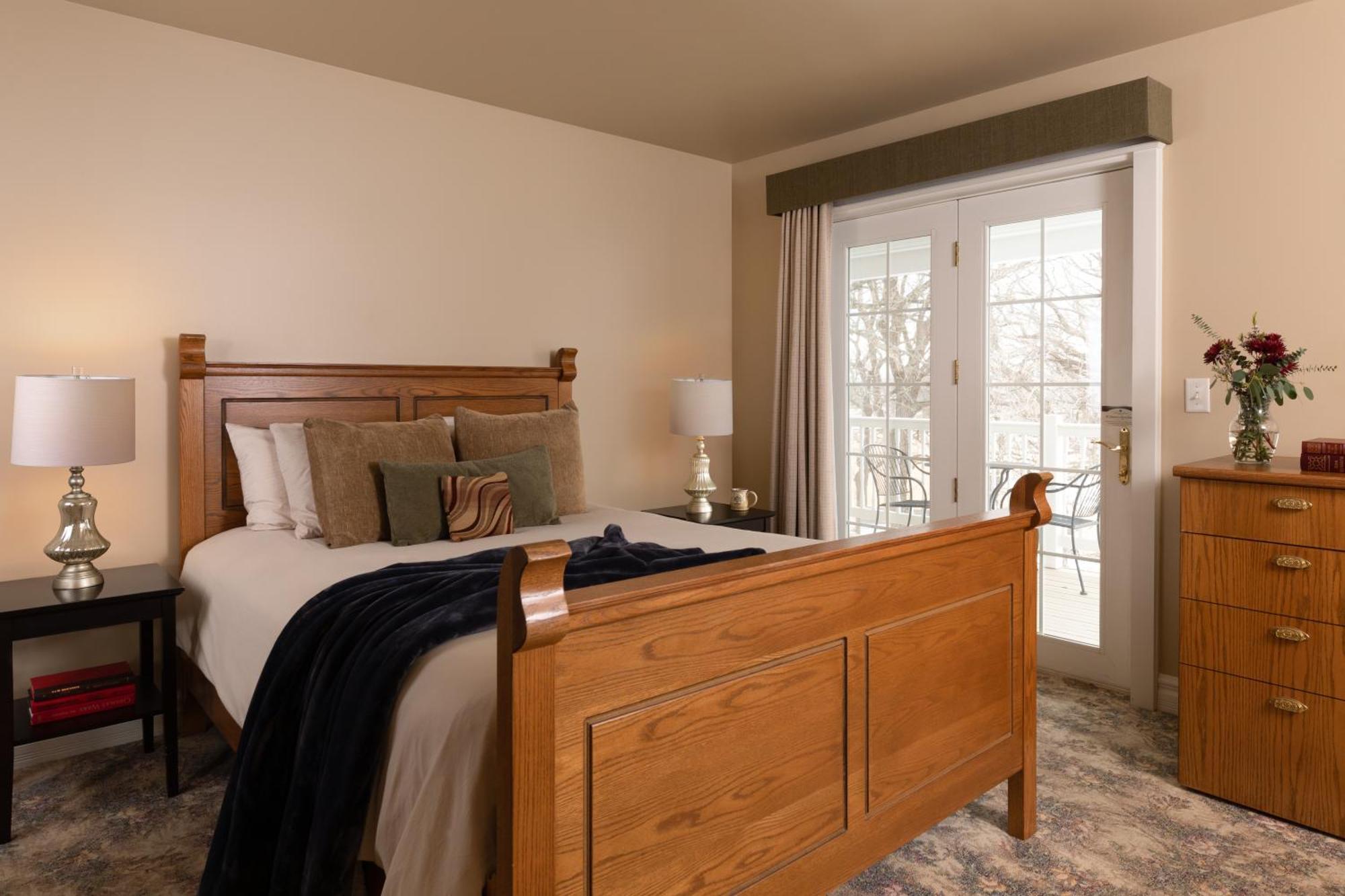 Standard Queen Room