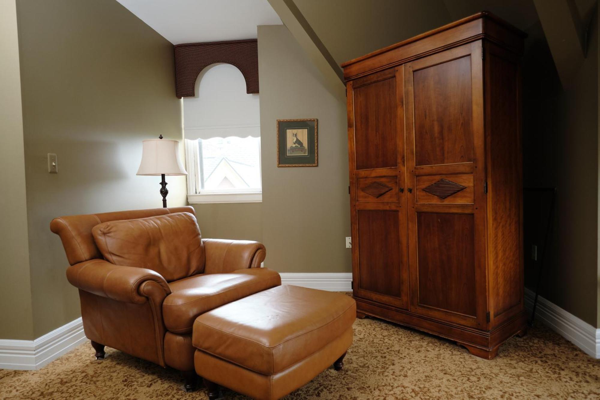 Owen House Deluxe King,1499351758:JPEG