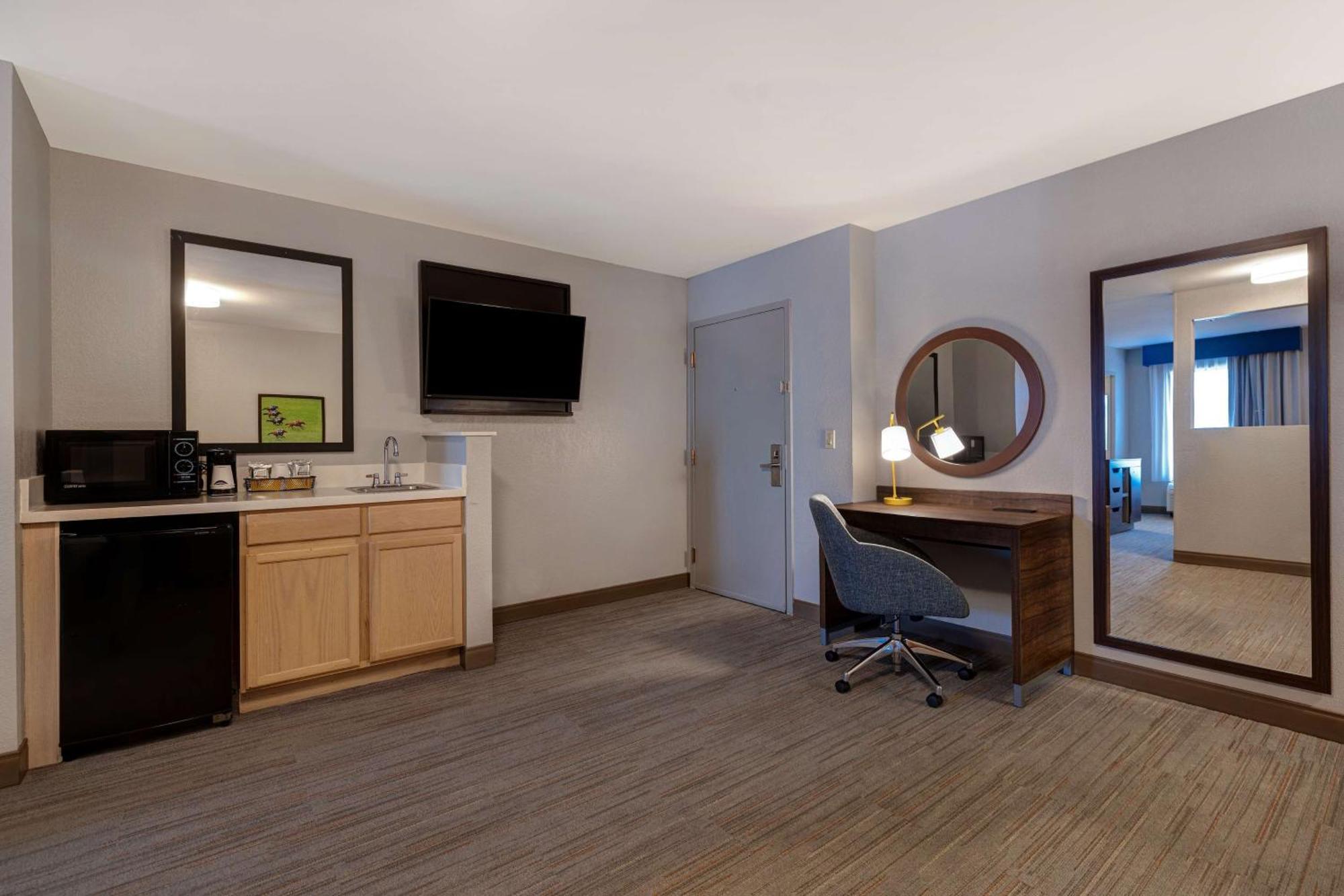 One-Bedroom King Suite Whirlpool Non-Smoking
