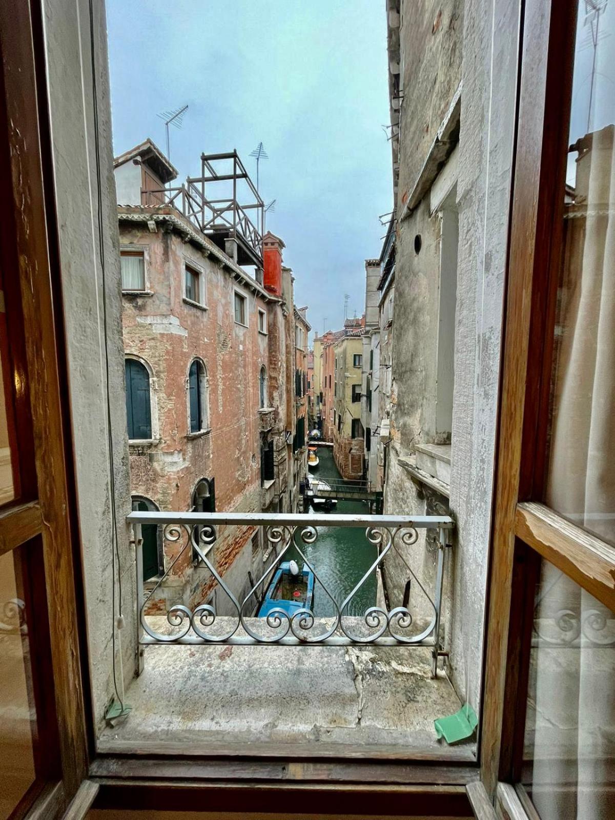 Standard Twin Room Canal View
