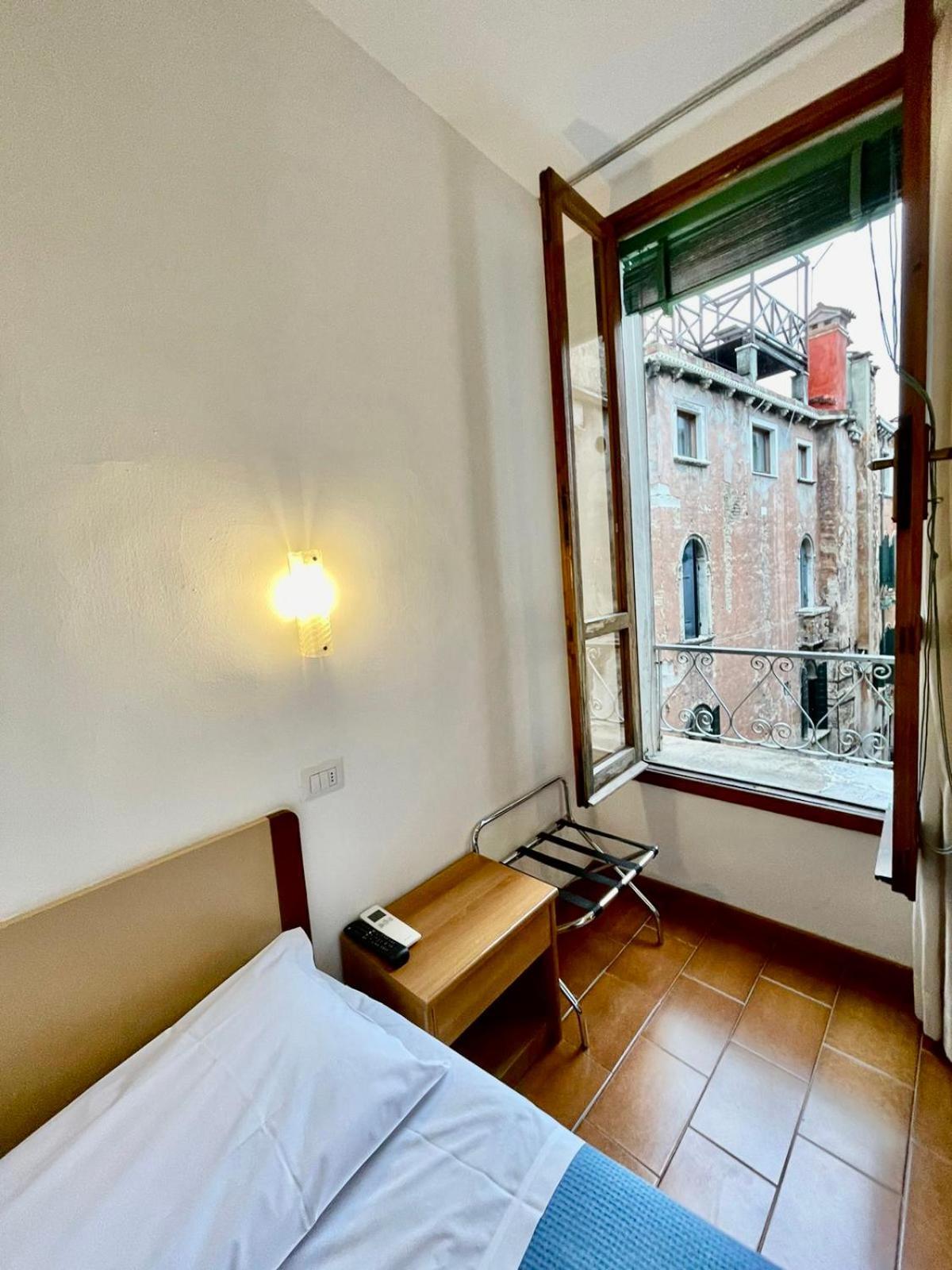 Standard Twin Room Canal View