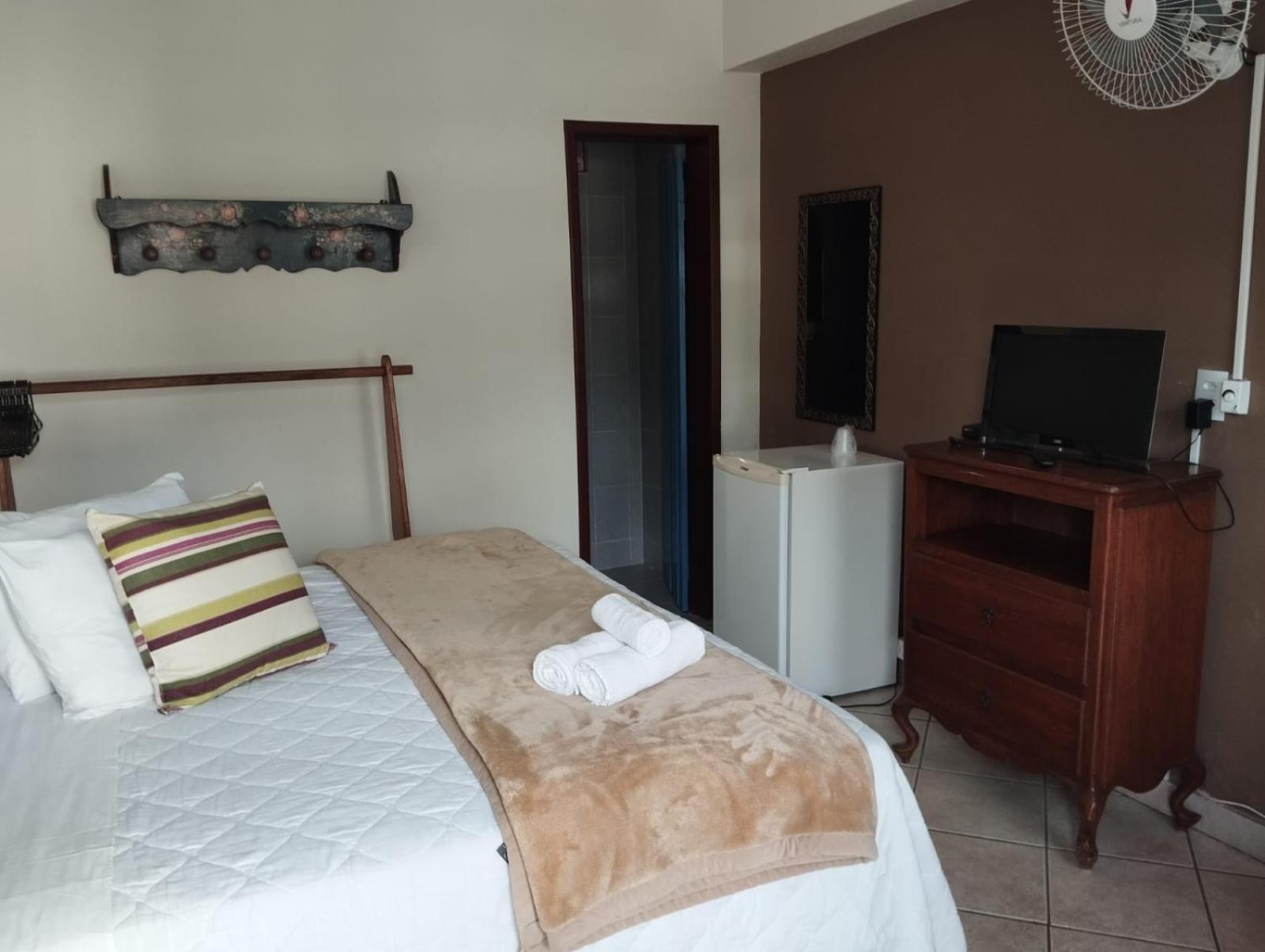 Quarto com Cama de Casal ou 2 de Solteiro e Vista do Jardim