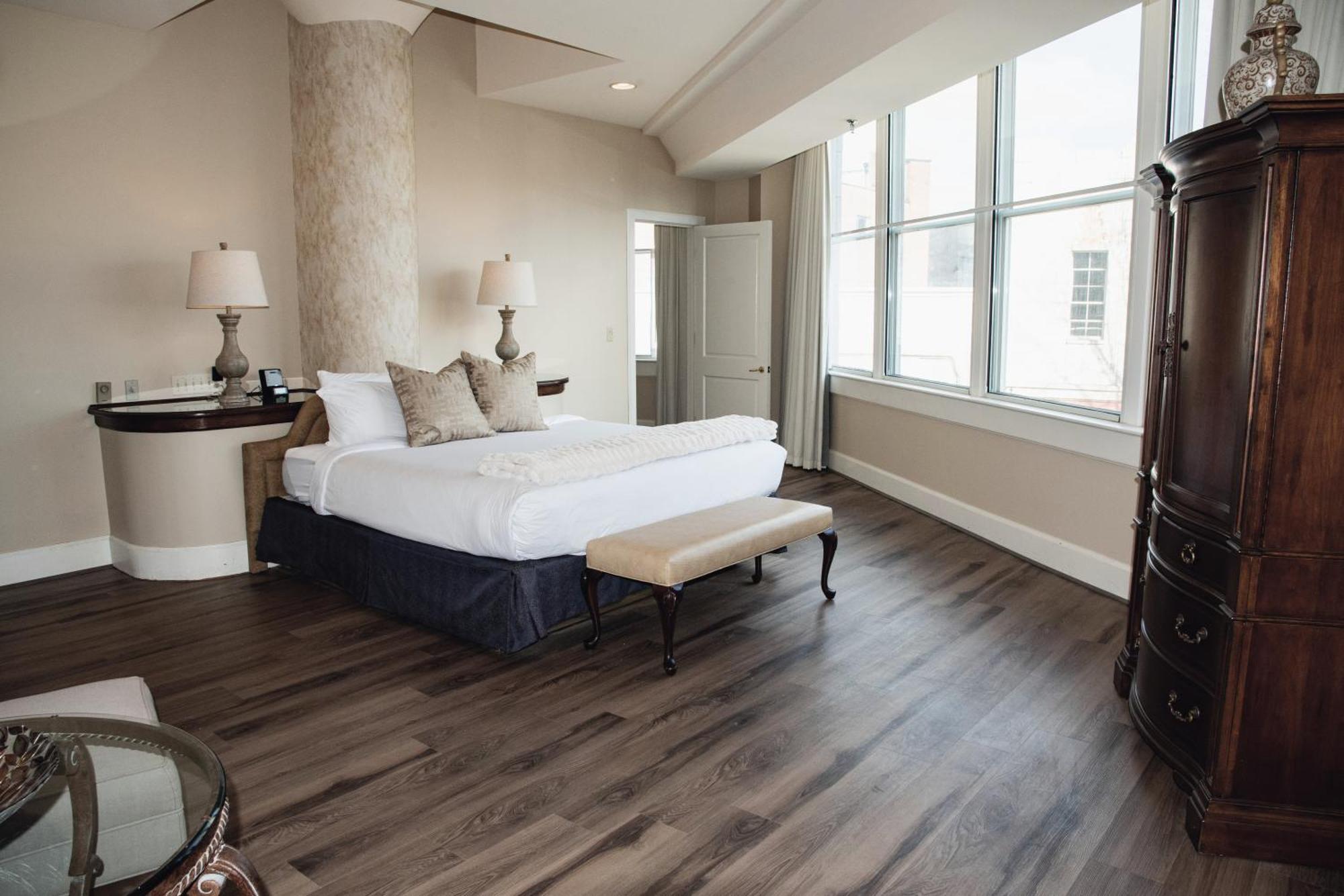 Grand King Suite Sofabed City View Spa Bath or Non Smoking