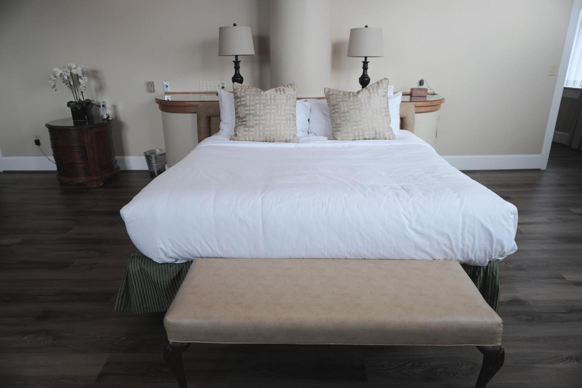 Grand King Suite Sofabed City View Spa Bath or Non Smoking