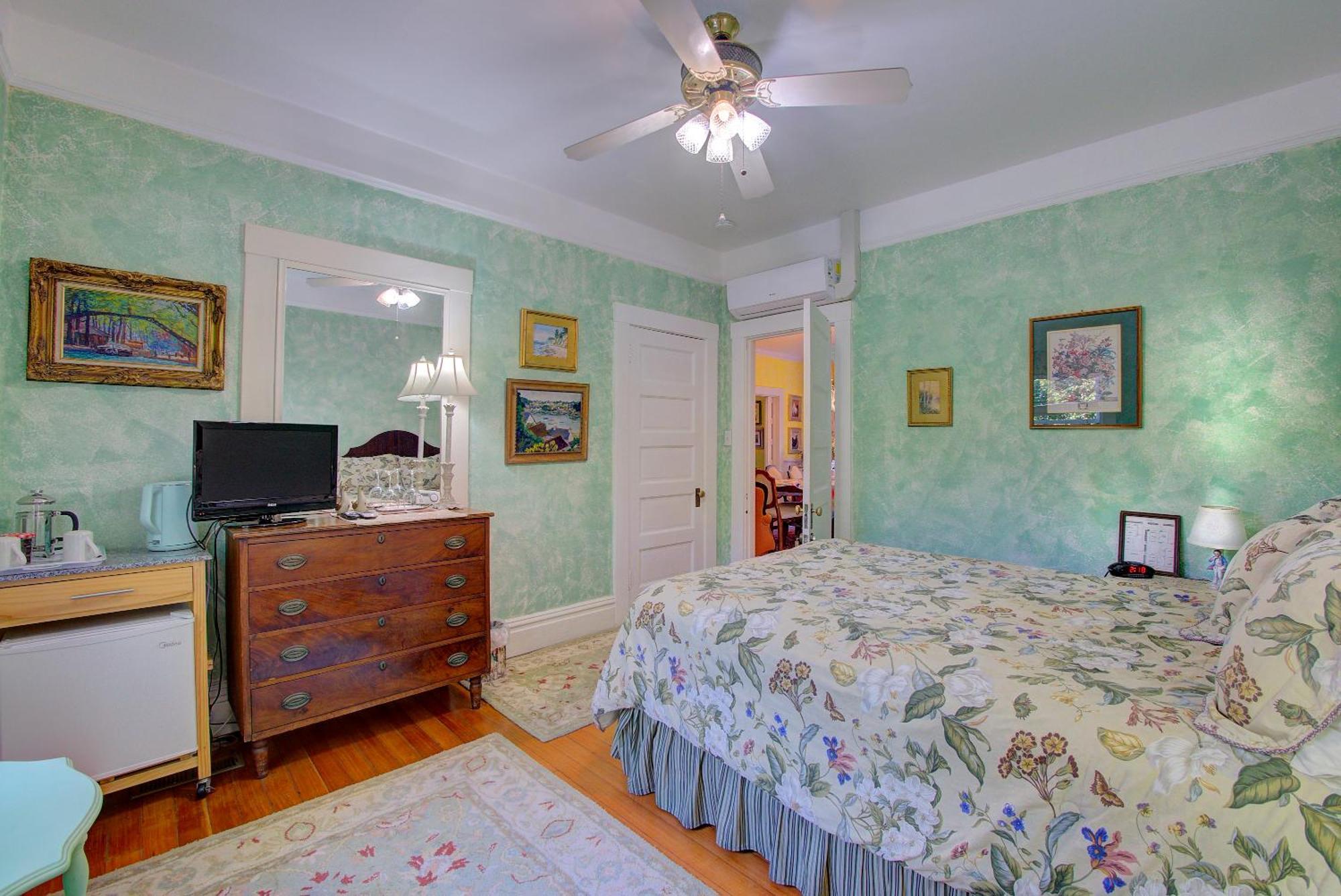 Standard Queen Room