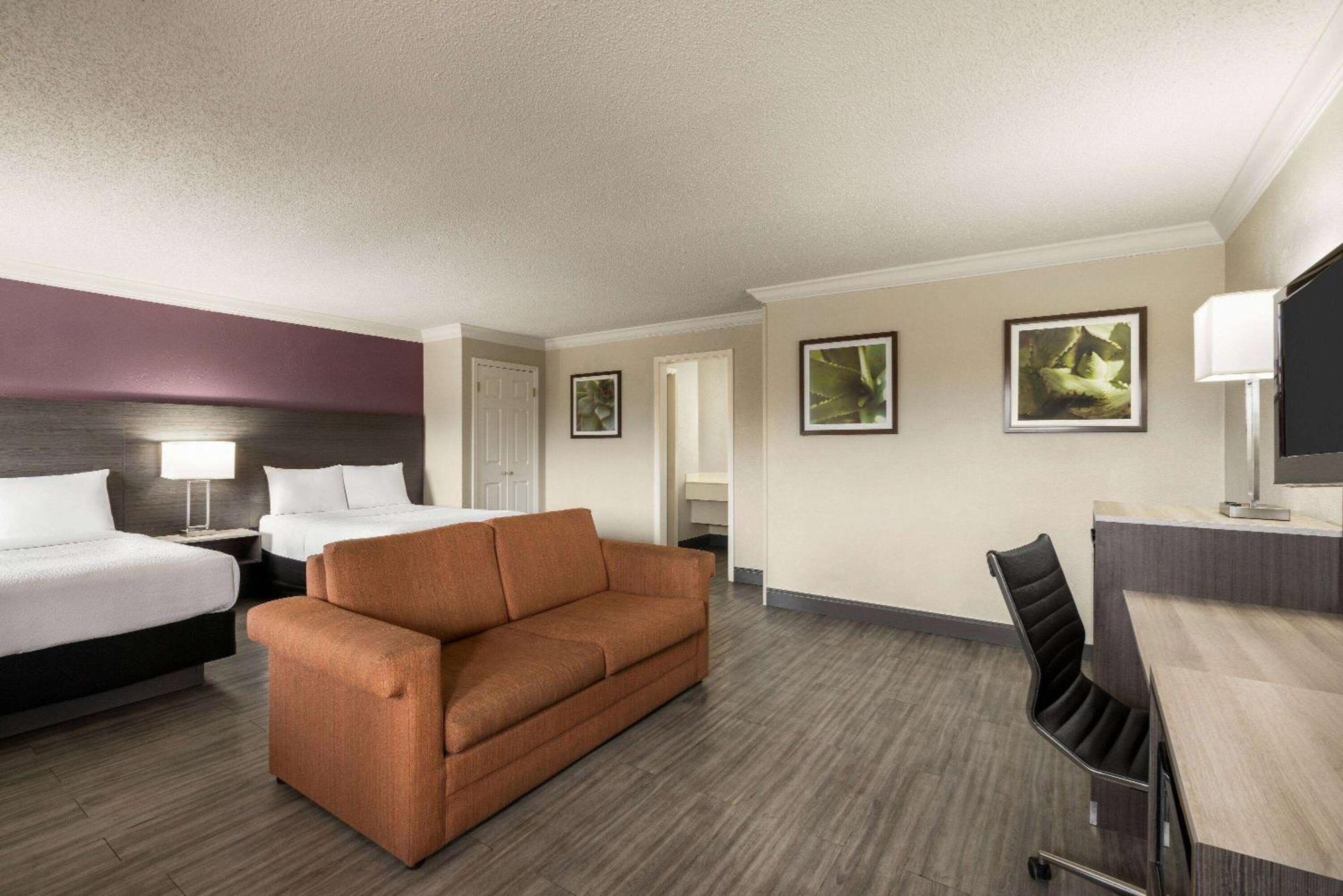 Corner Suite Two Double Beds Non-Smoking