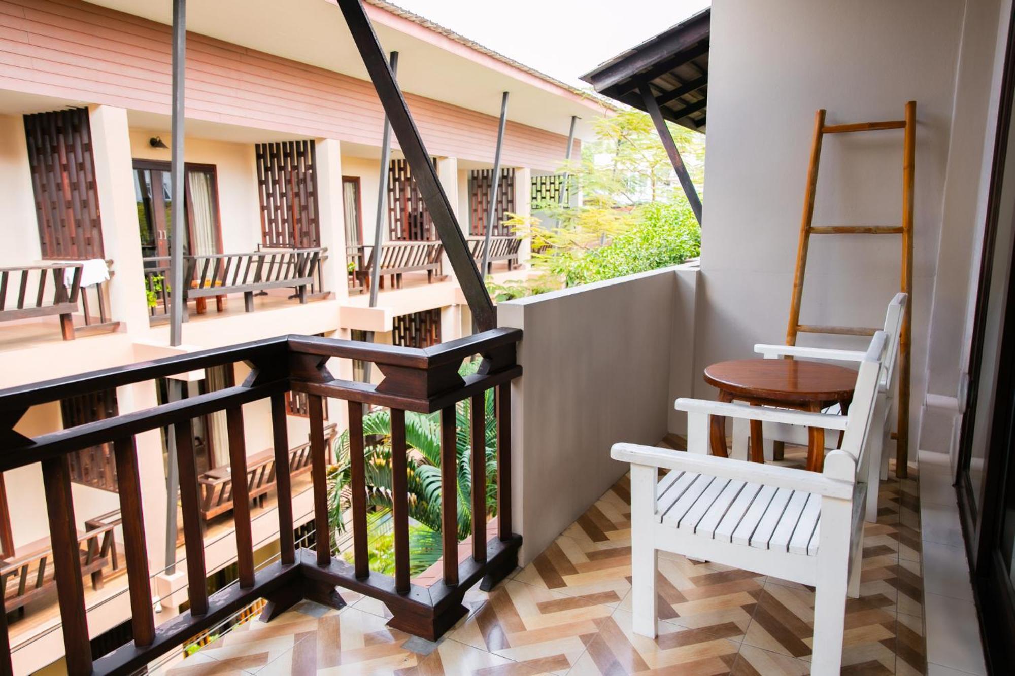 Premium Twin Room Street Side Building