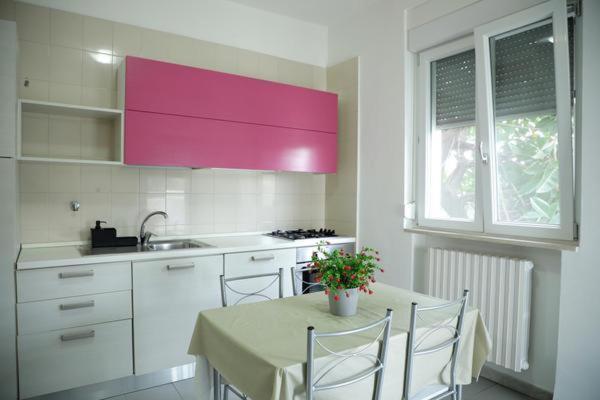 One-Bedroom Apartment Fucsia