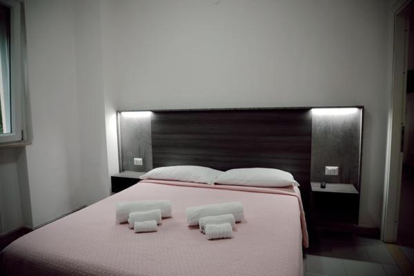 One-Bedroom Apartment Fucsia