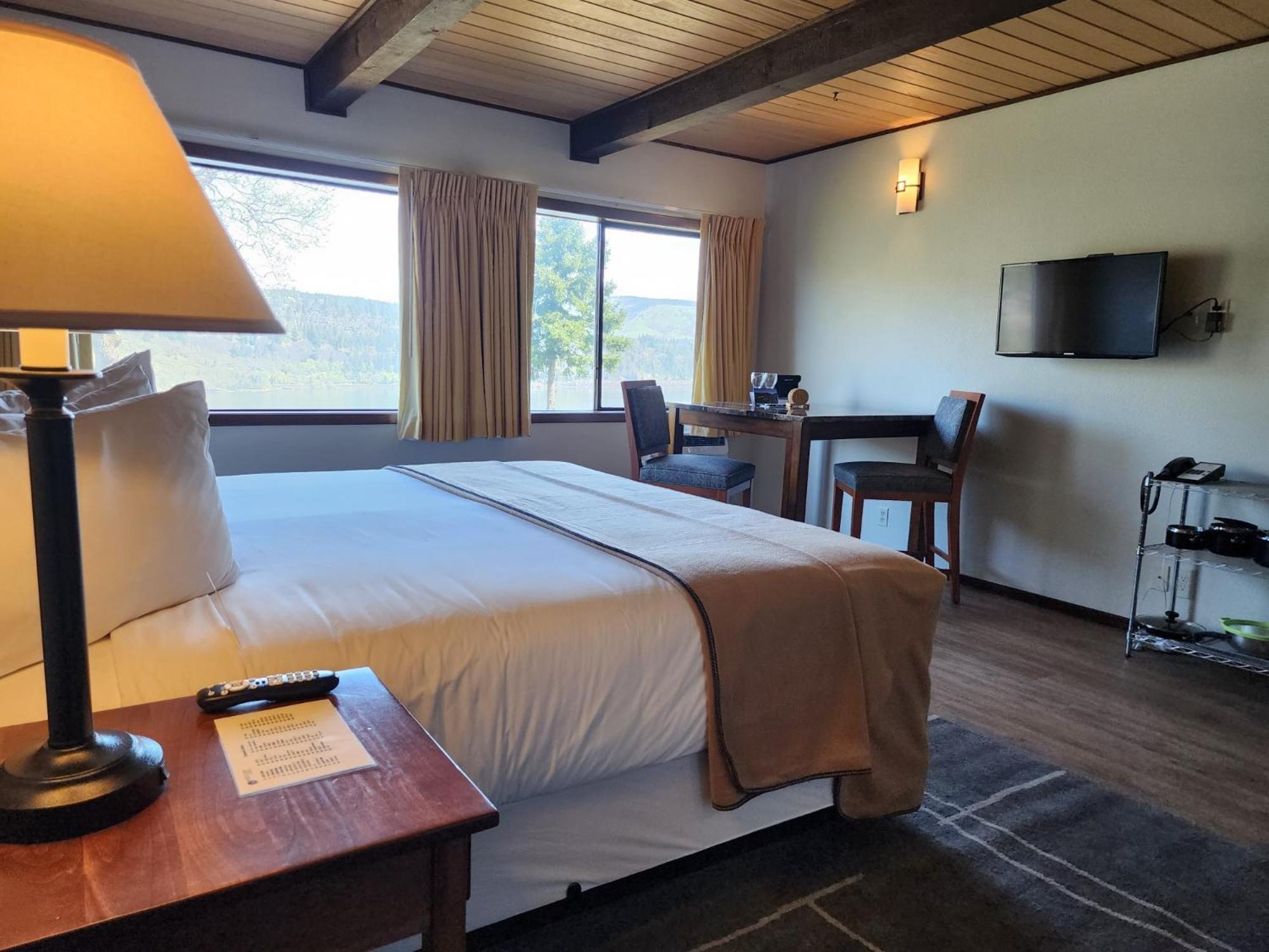 1 King Bed River View Kitchenette No Pets