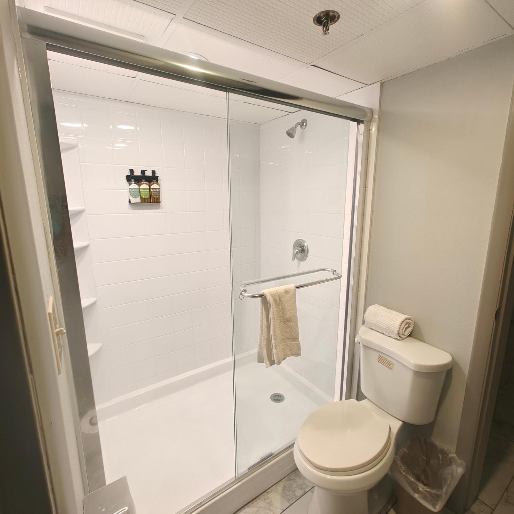 Presidential Suite Kitchenette,1500105298:JPEG