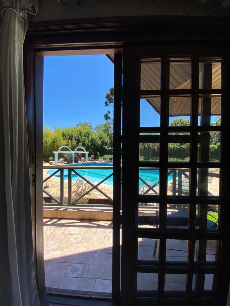 Quarto Triplo com Vista para a Piscina