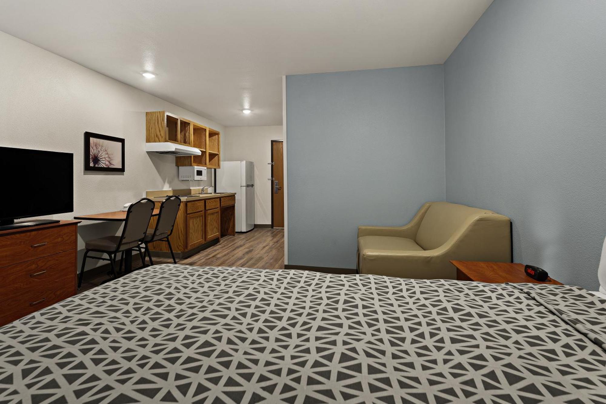 Queen Suite Tub Disability Access or Non Smoking