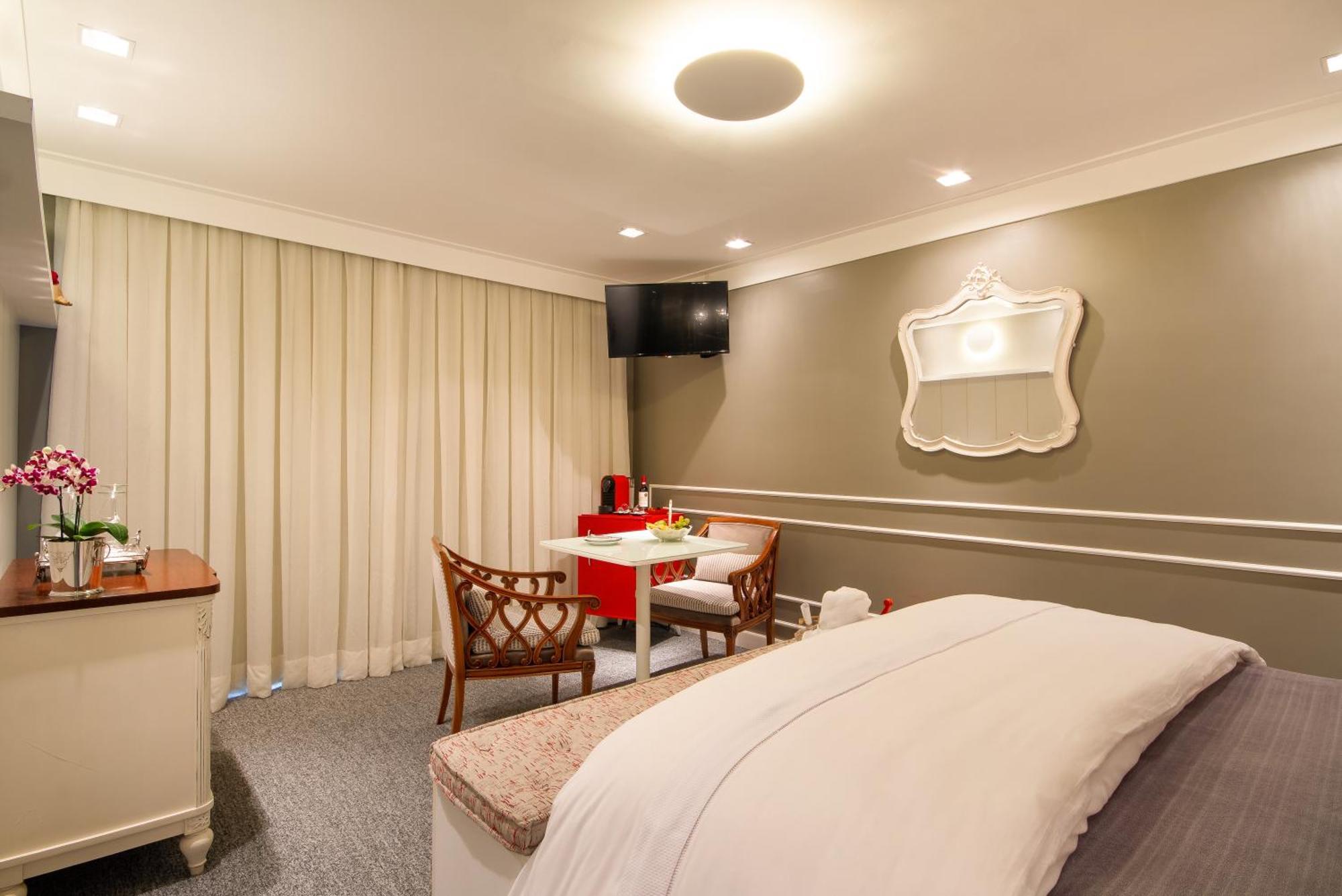 Deluxe Queen Suite