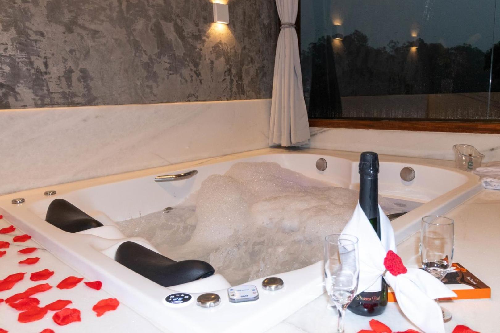King Suite Spa Bath