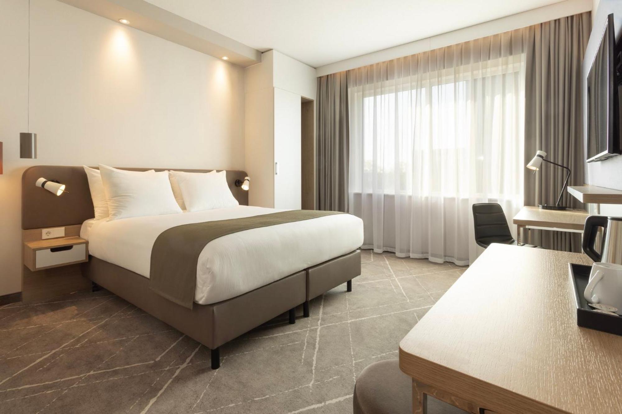 Standard Queen Room Accessible