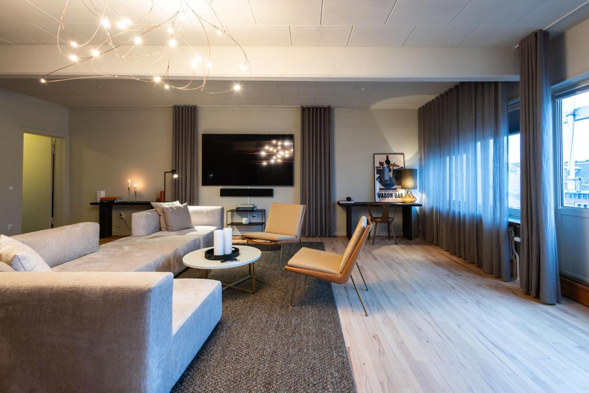 Two-Bedroom Penthouse Balcony & Habour View