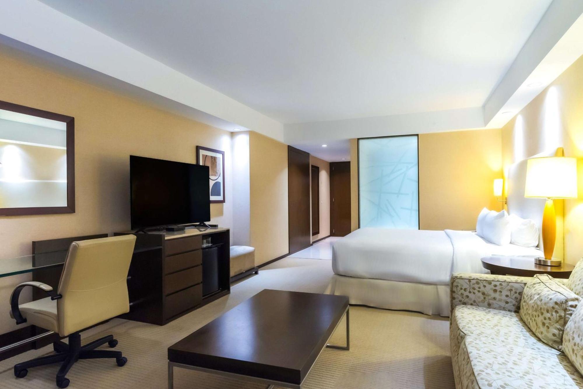 Deluxe King Room Sitting Area