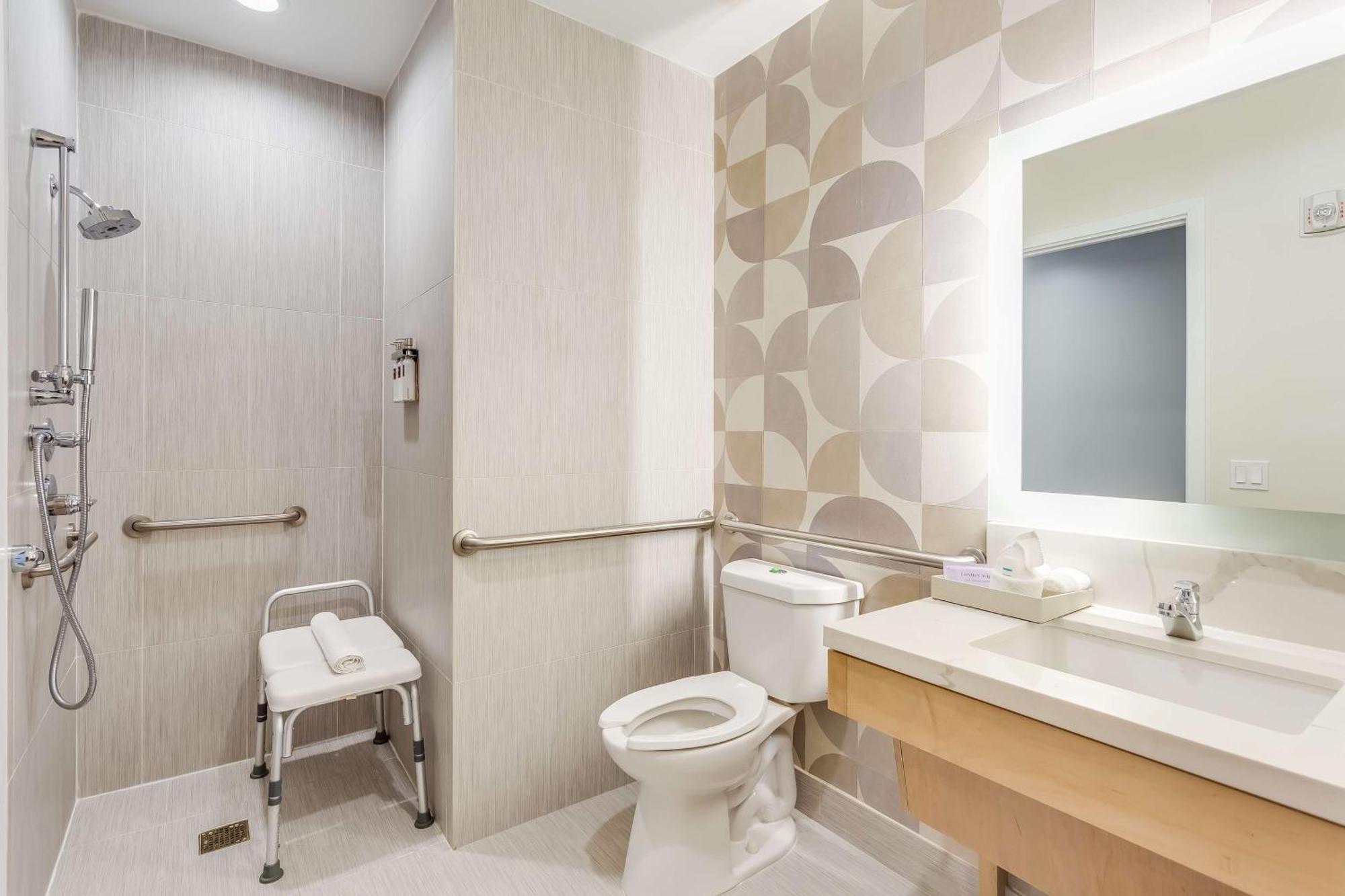 Queen Room Two Queen Beds Roll Shower Mobility Access