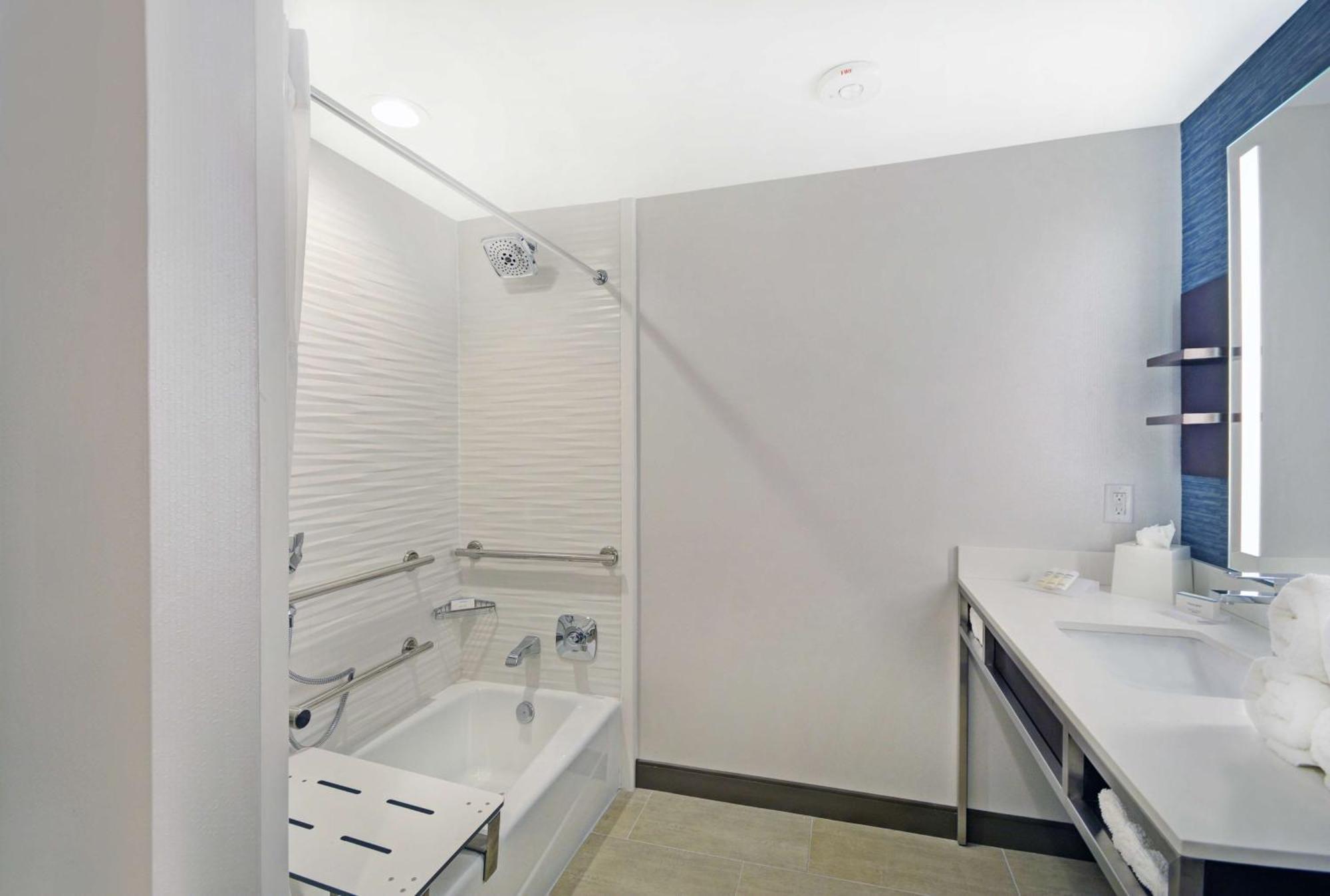 Queen Room Two Queen Beds Mobility Accessible Tub