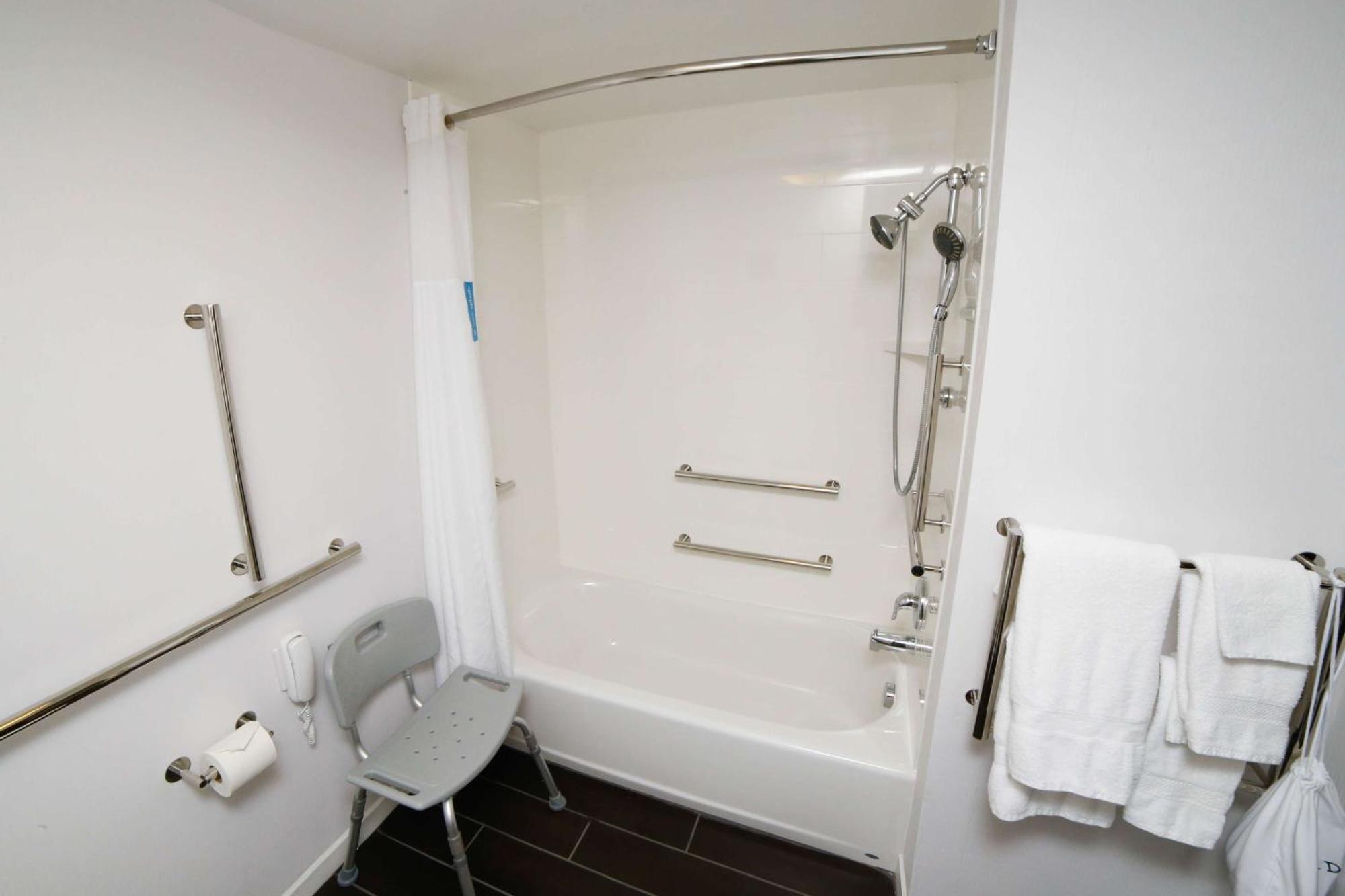Queen Room Mobility or Hearing Accessible Tub Non-Smoking