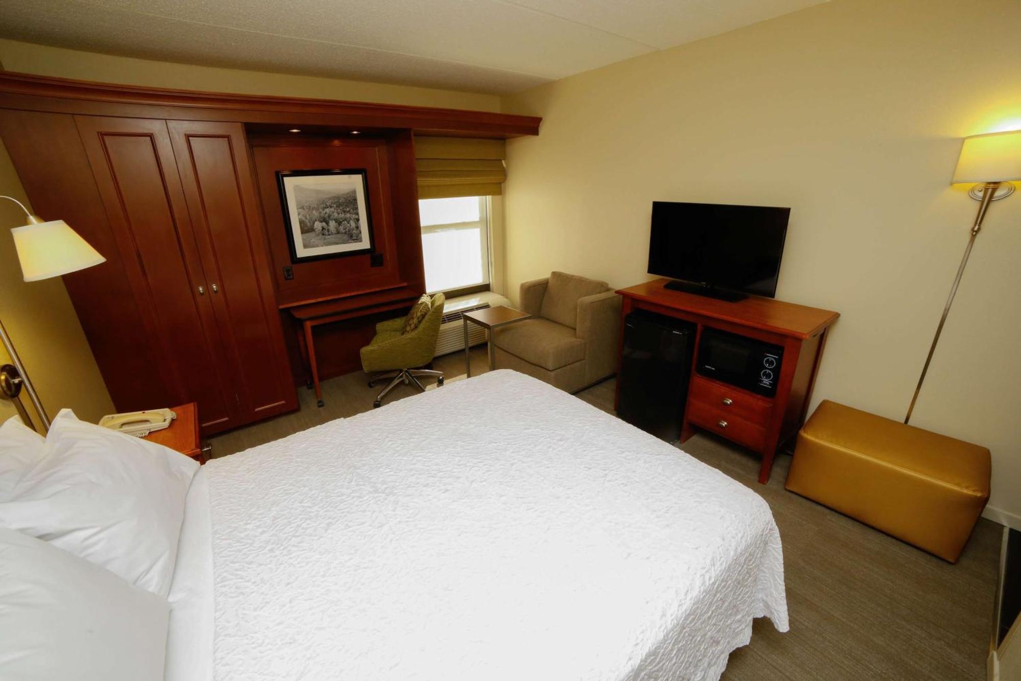 Queen Room Mobility or Hearing Accessible Tub Non-Smoking