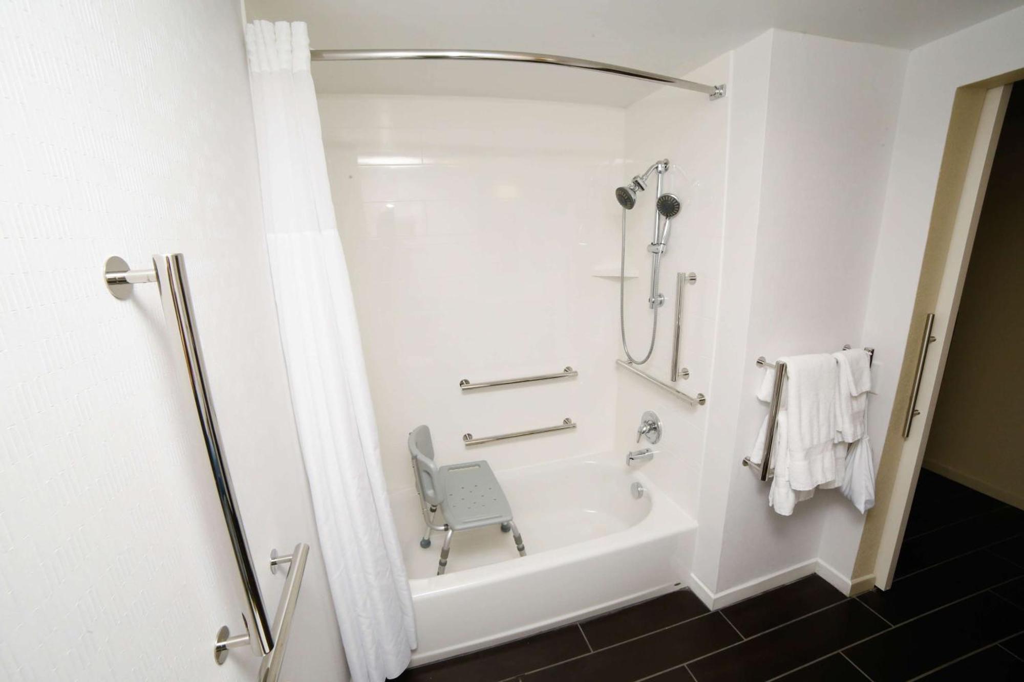Queen Room Mobility or Hearing Accessible Tub Non-Smoking