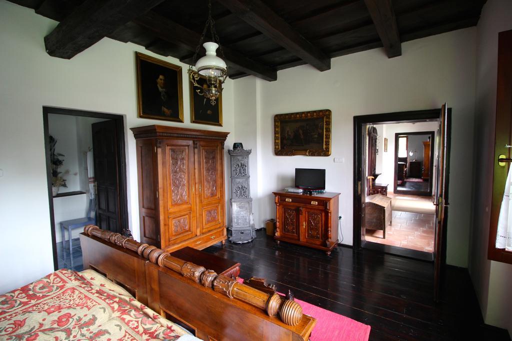 Stand Alone Cottage with Private Backyard and Hot Tub - Downtown - .5 block from the Obertal Inn