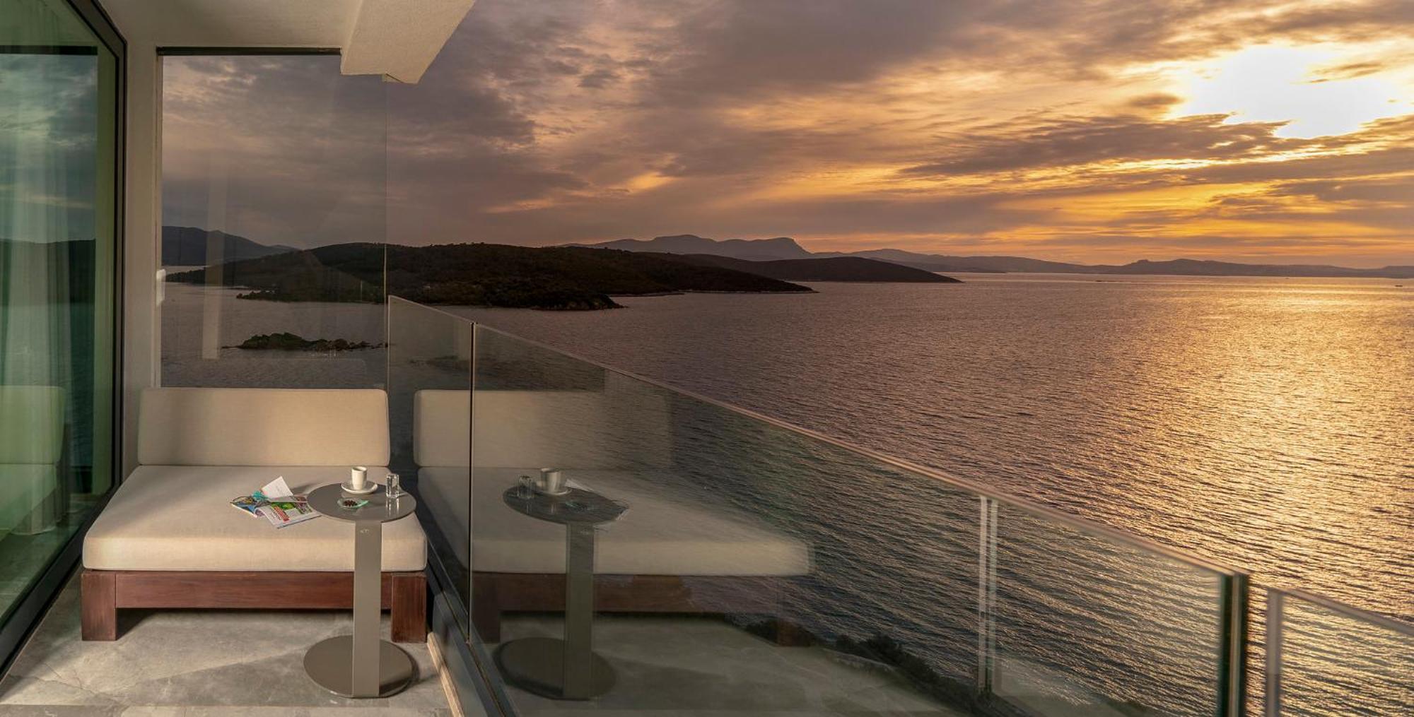 Zimmer mit 1 Kingsize-Bett, Balkon und Panoramablick auf das Meer