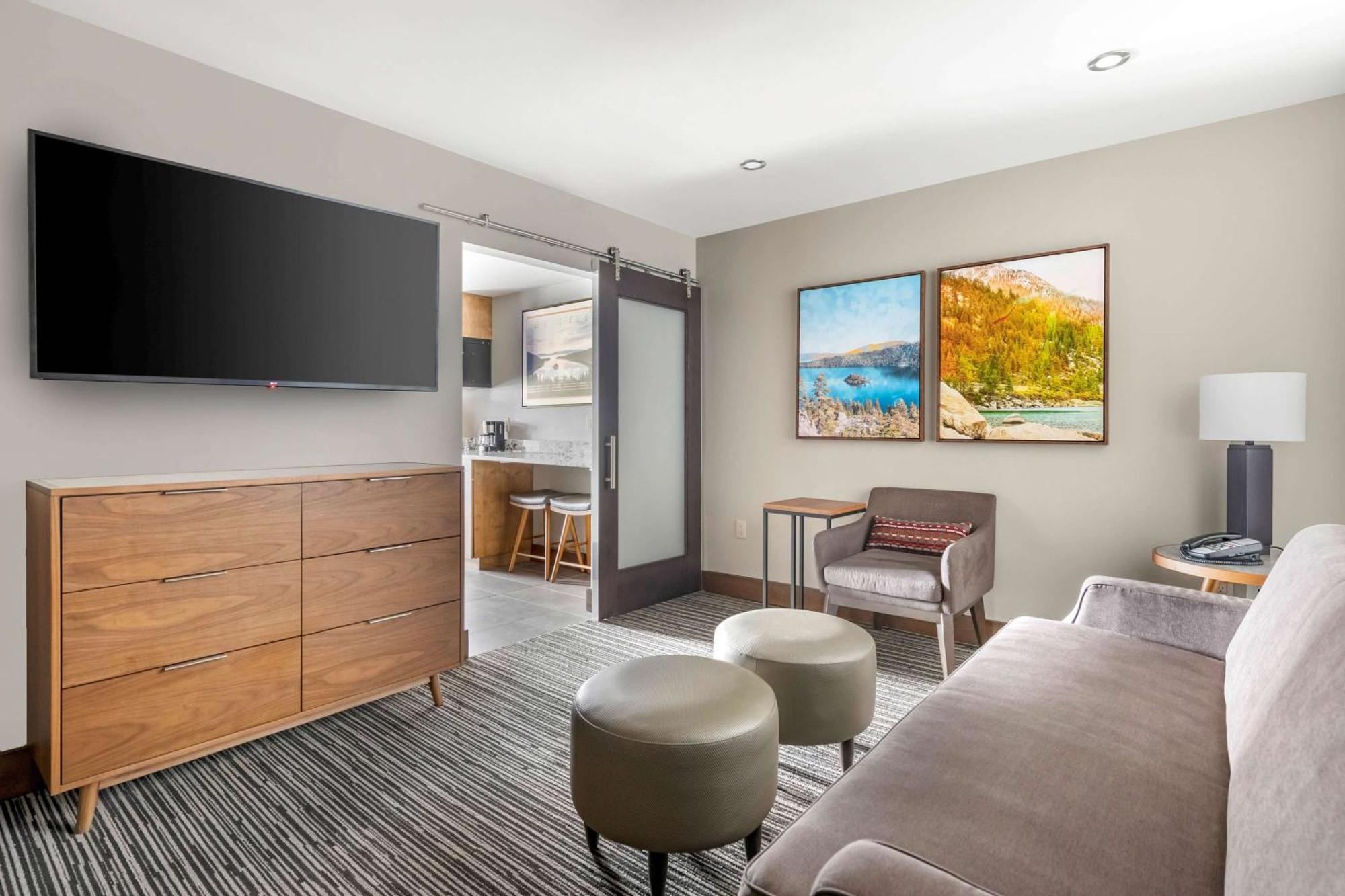 1 Bedroom Queen Suite Acc Hear W or Tub