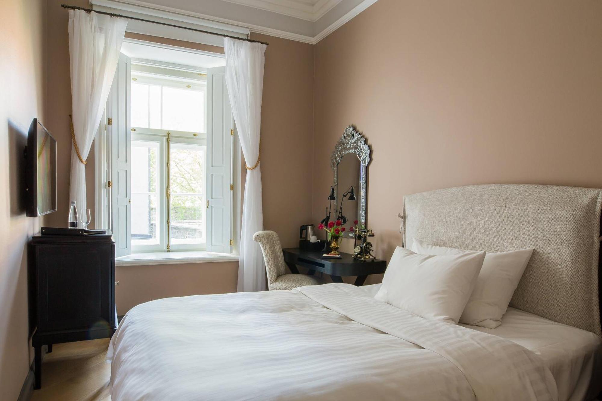 Cosy Comfort Kamer met 1 Tweepersoonsbed en Uitzicht op Binnenplaats