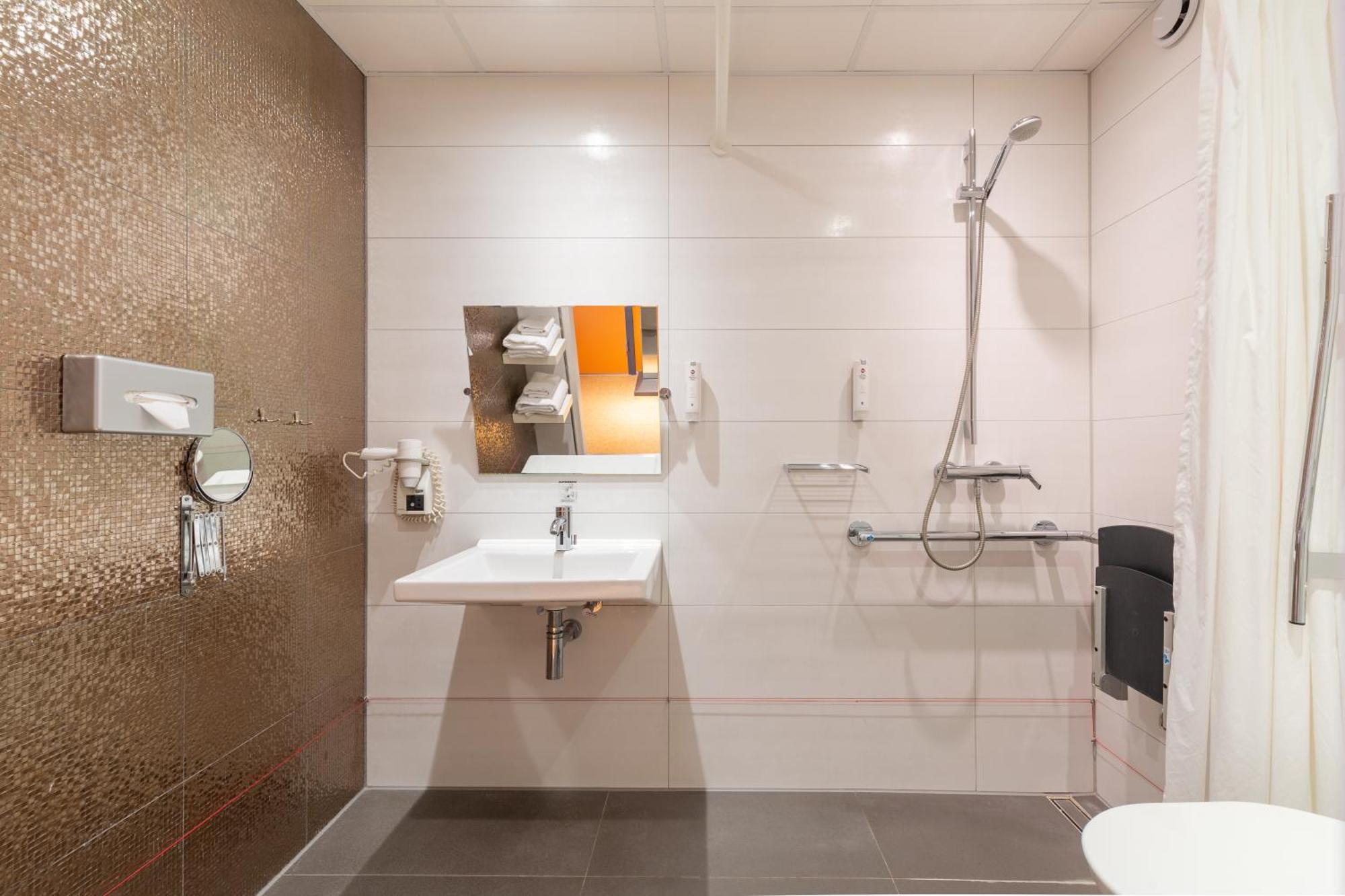 Twin Room Walk Shower Disability Access or Non-Smoking