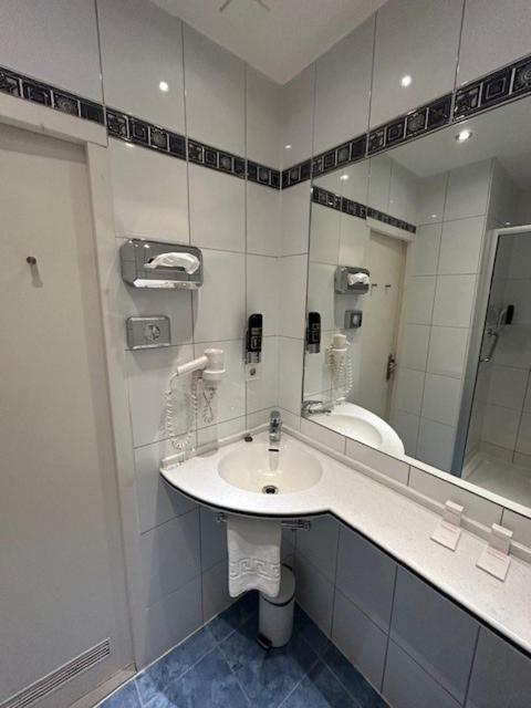Single Room Souterrain Bedsize 120 cm Shared Toilet