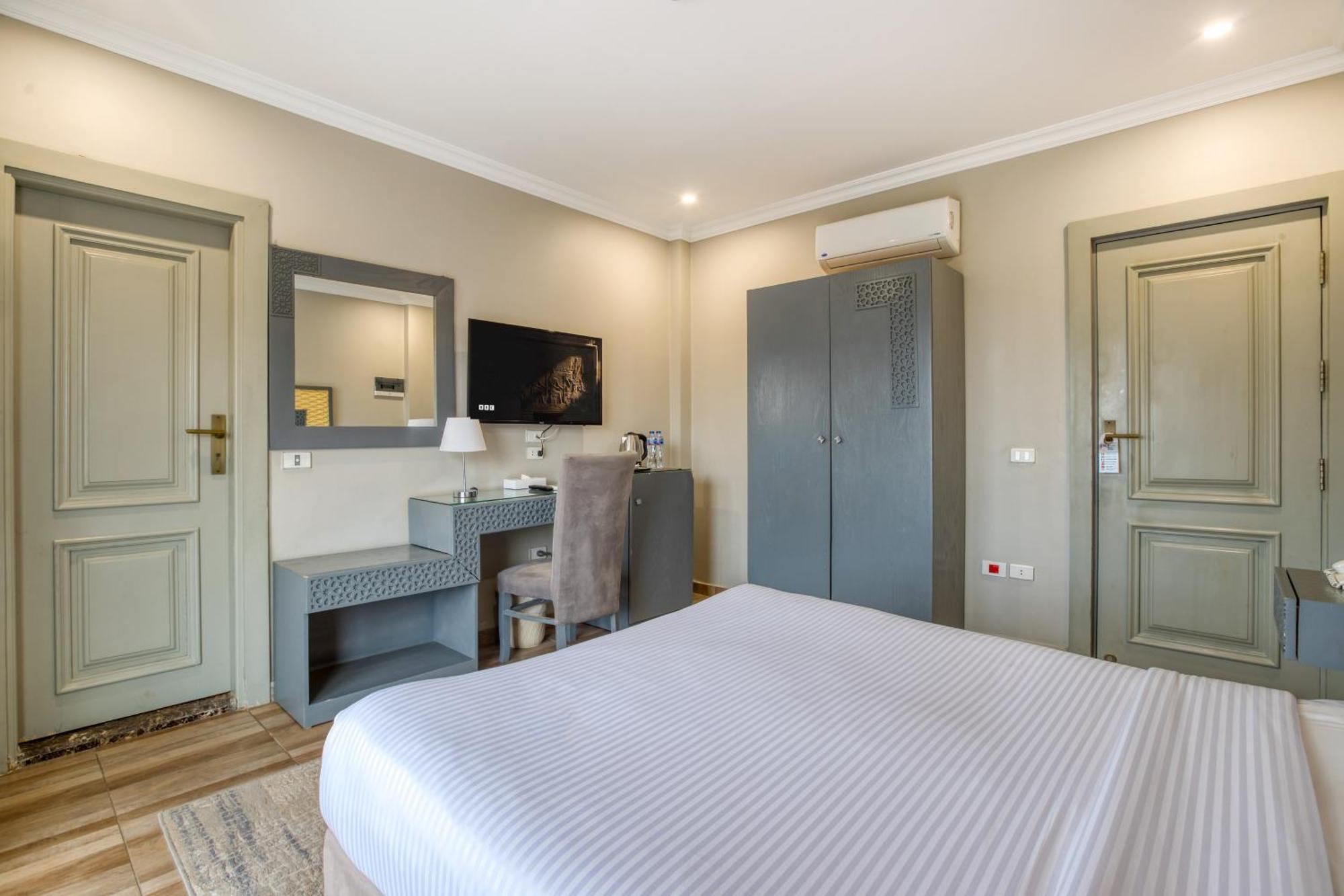 Superior Queen Room Partial Pyramids View & Balcony