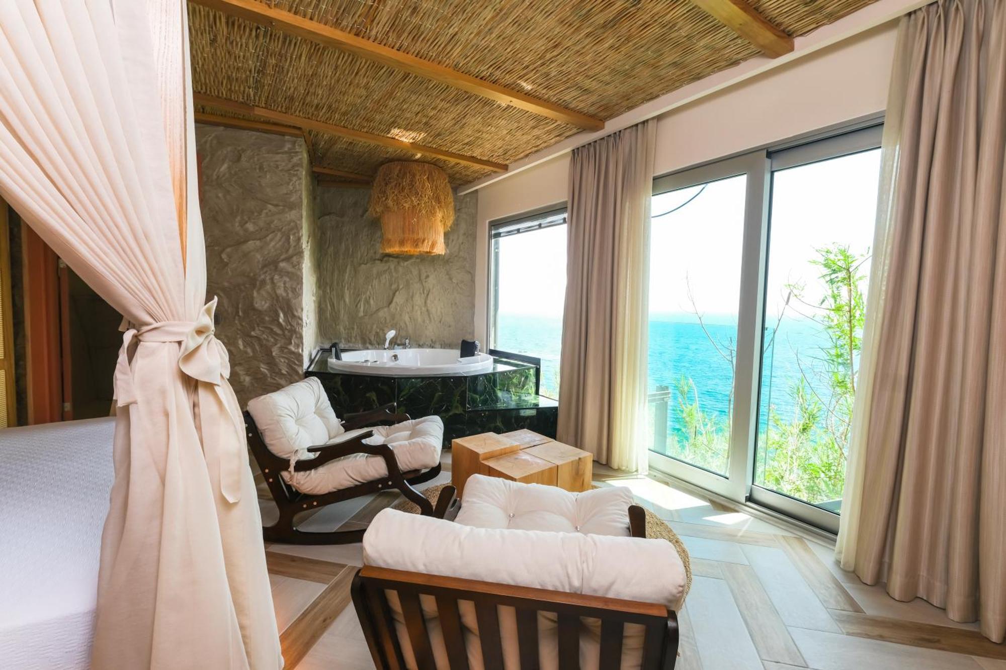 Deluxe Suite Spa Bath