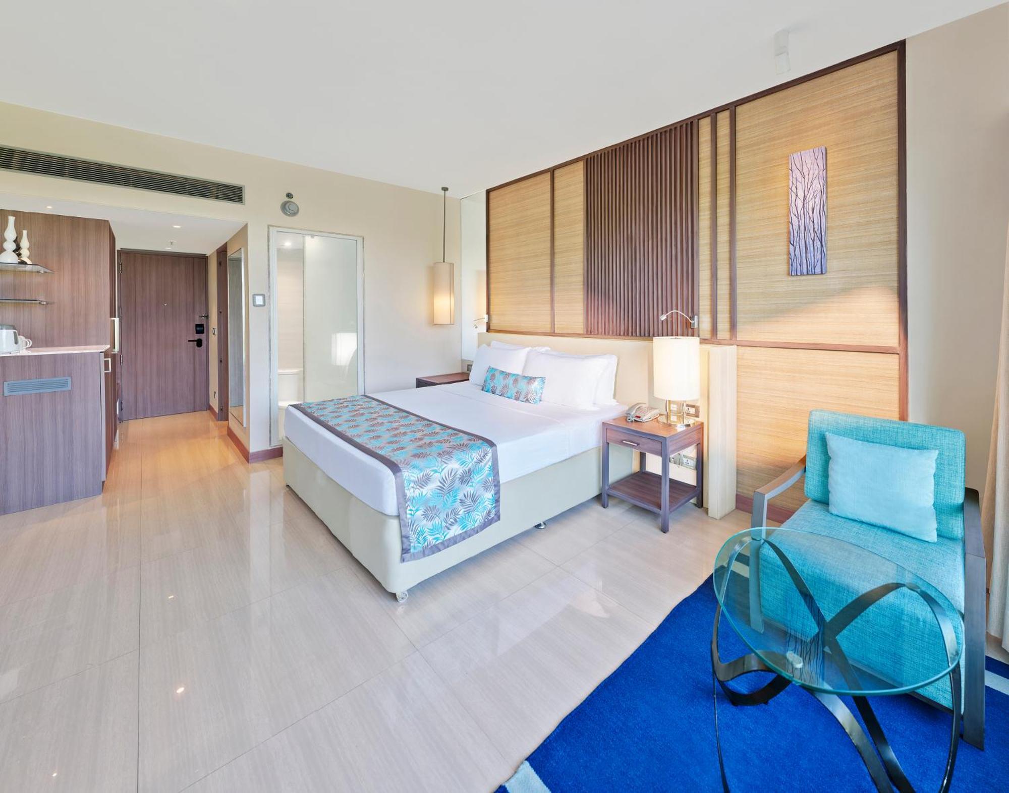Deluxe Room Complimentary Hi-Tea on Food & Beverages